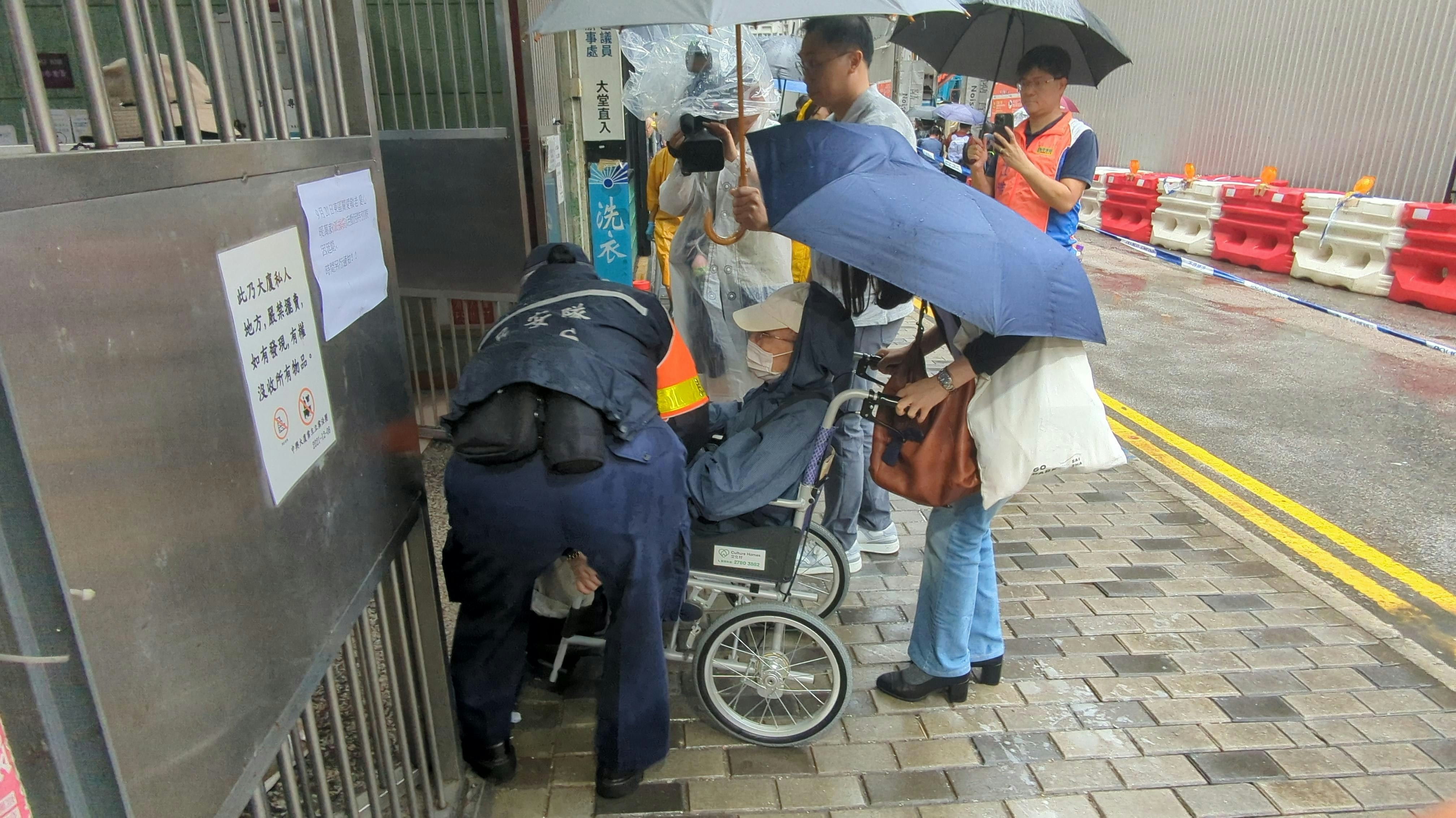 鰂魚涌戰時炸彈|現場解封道路重開 各部門助居民安全有序回家