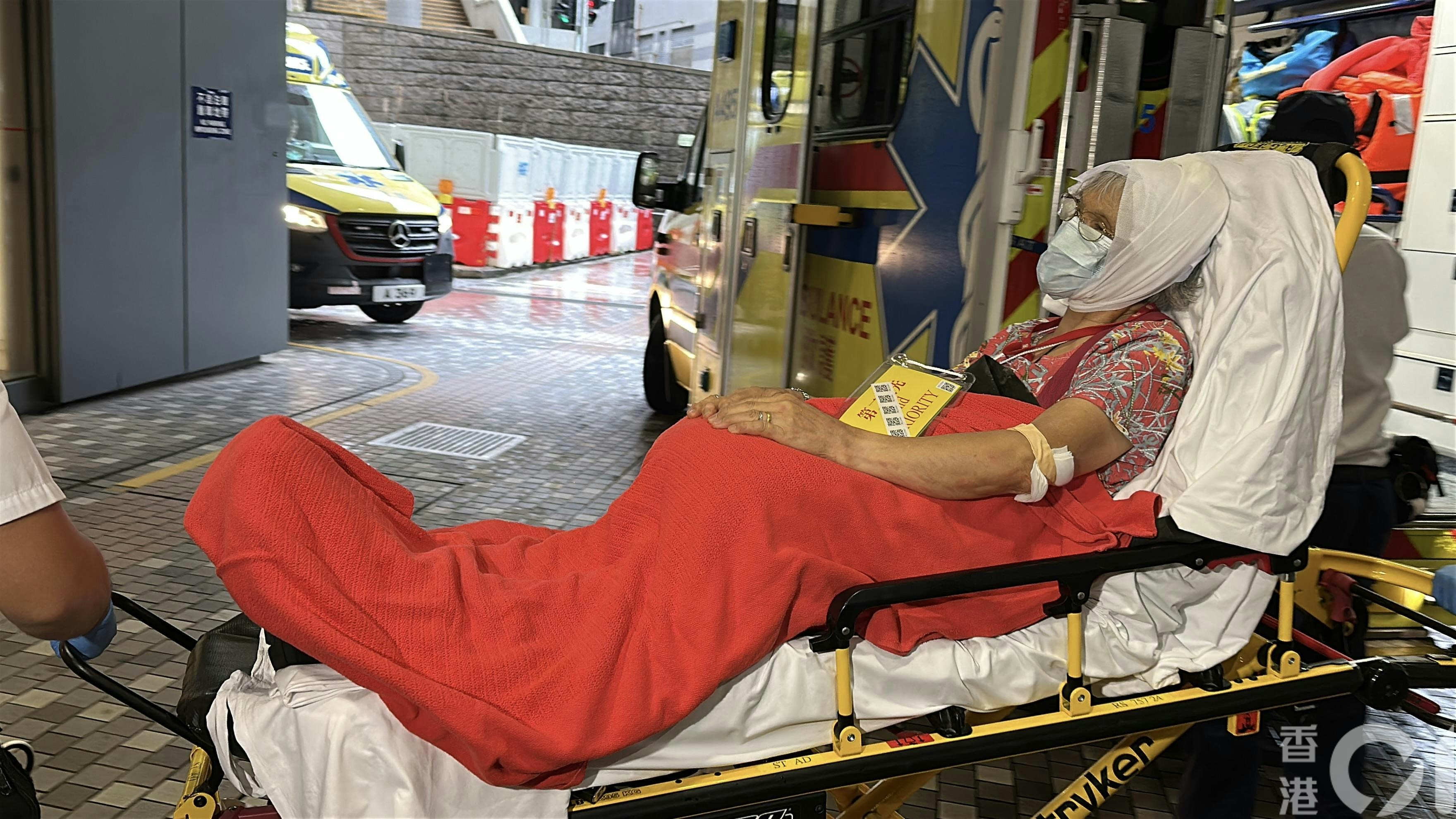 沙田京瑞廣場老人疑扶手梯上跌倒，骨牌式摔倒釀10傷，傷者送院治理。（黃學潤攝）