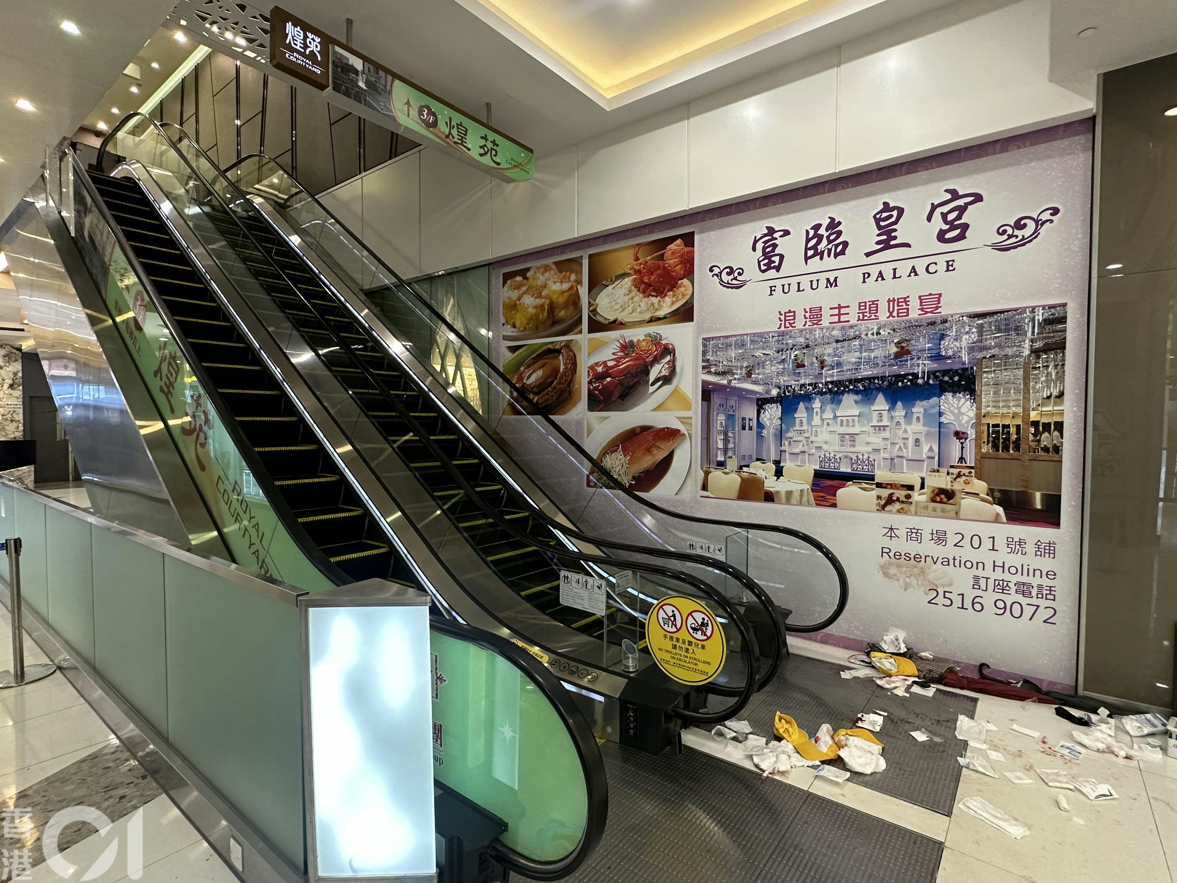 事發於京瑞商場二期，現場消息指一班長者在3樓參加聚餐後離開，其中一名長者在3樓落2樓的扶手梯上跌倒，骨牌式撞跌另外9名長者。（黃學潤攝）