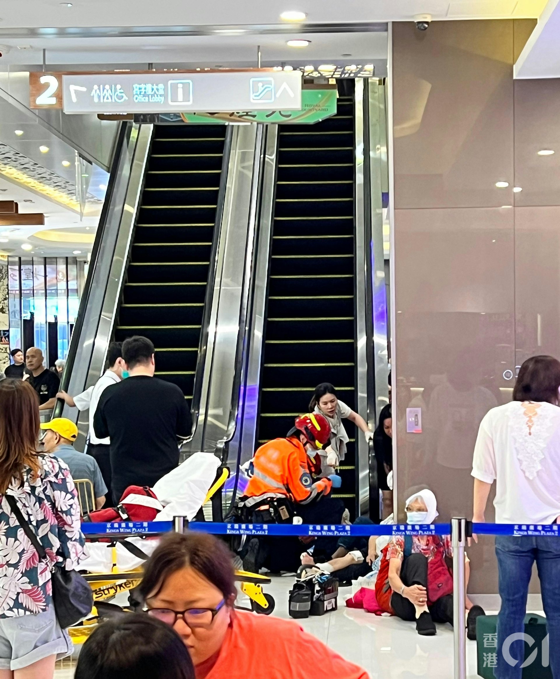 一班長者在京瑞商場二期3樓參加聚餐後離開,其中一名長者在3樓落2樓的扶手梯上跌倒,骨牌式撞跌另外9名長者。傷者跌坐於2樓,有人撳停扶手梯後報警。(讀者提供)