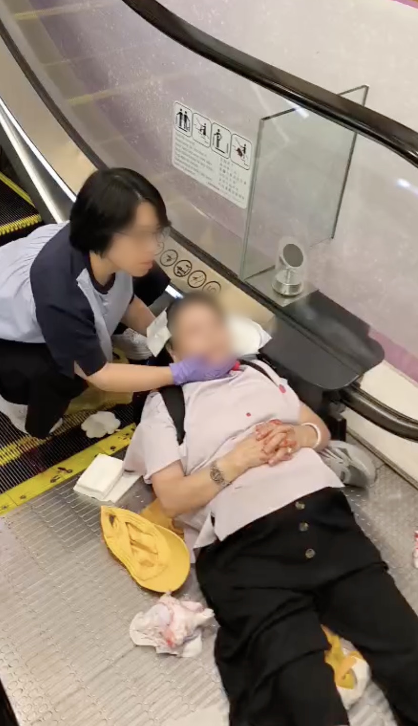 意外後，有途人利用紙巾等替傷者作初步包紮。（蔡振超提供）