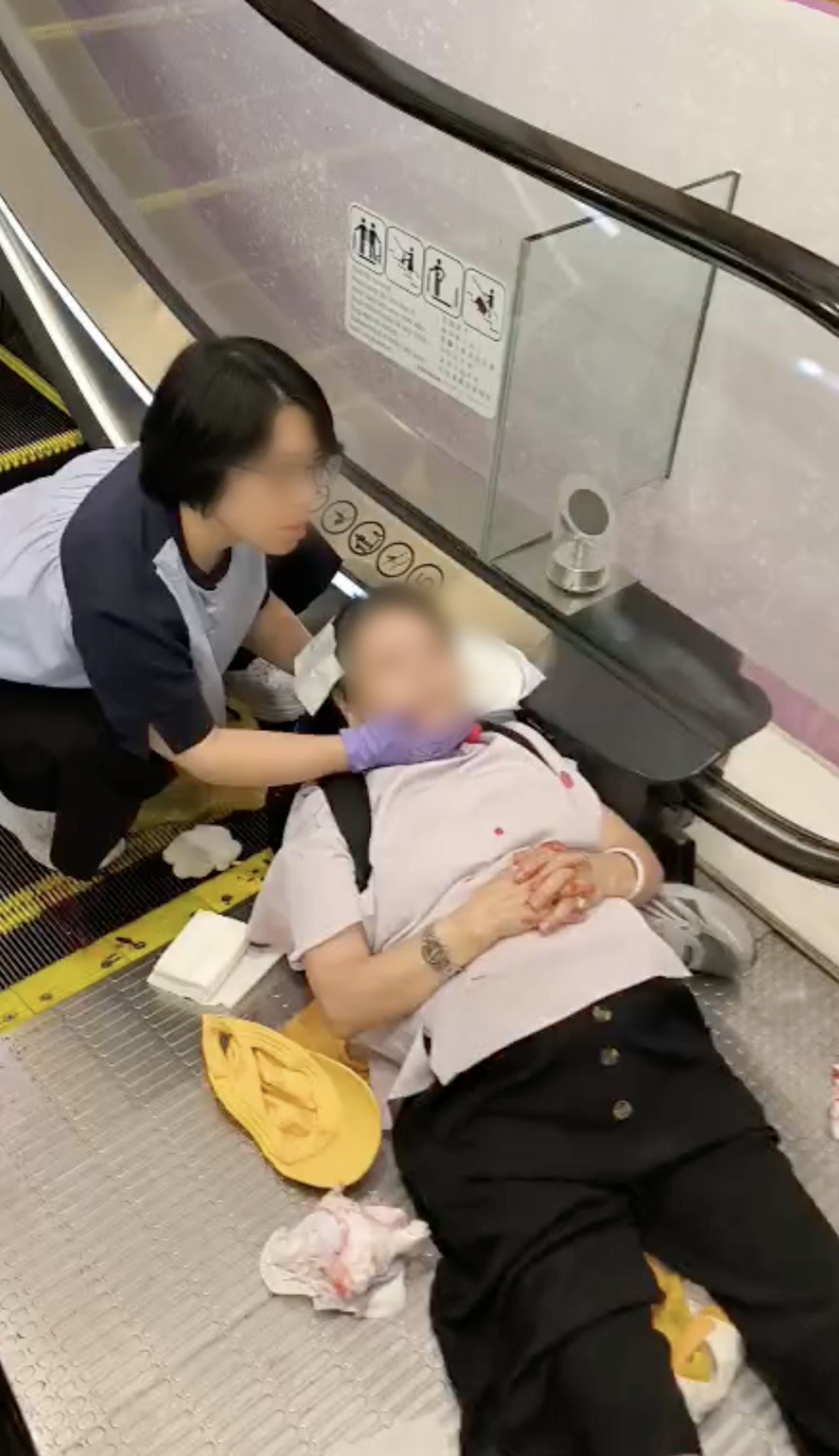 意外後,有途人利用紙巾等替傷者作初步包紮。(蔡振超提供)