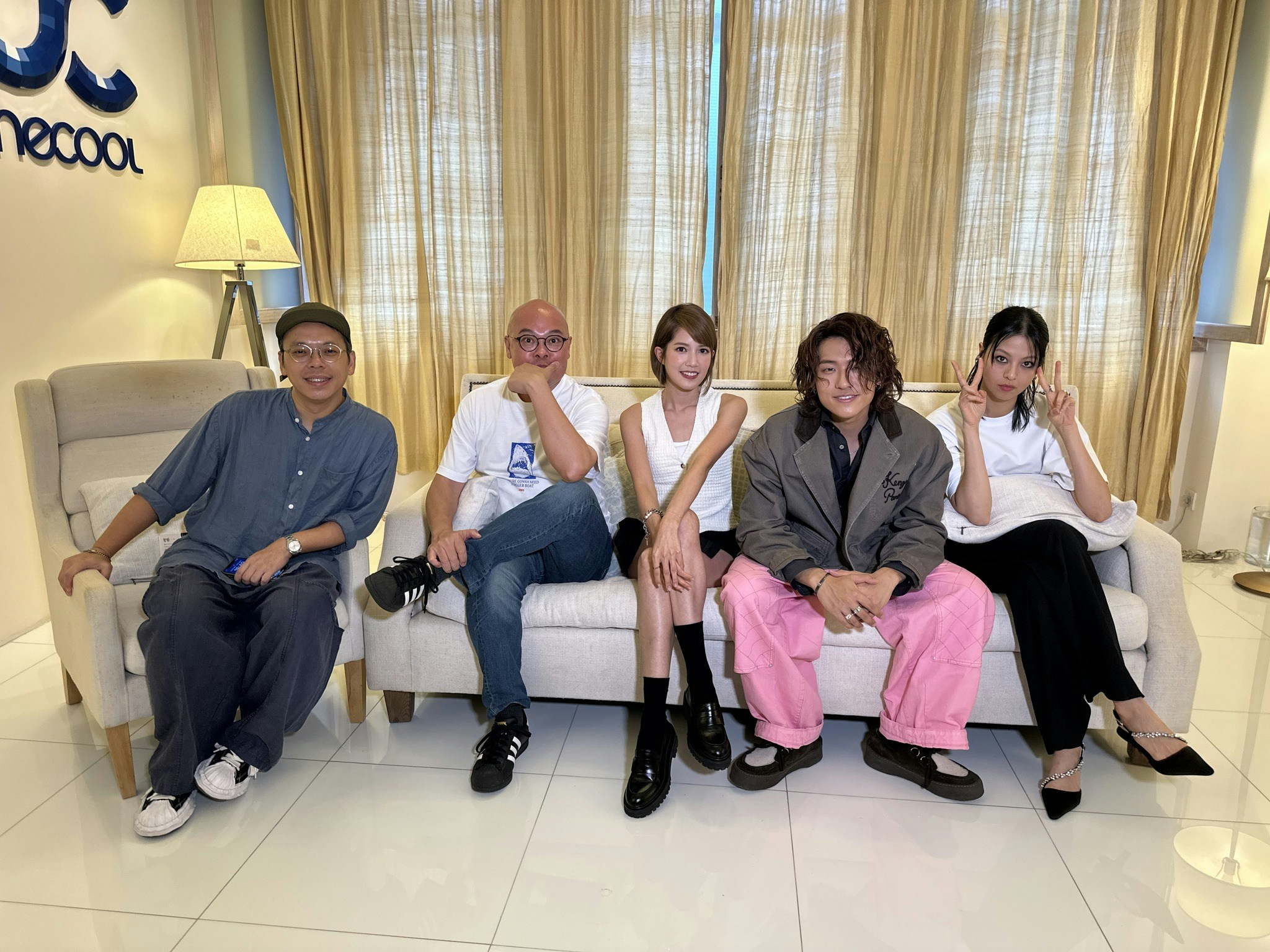 那個下午，為《觸電》導演梁國輝(左一)、蘇皓兒(中)、Ansonbean(右二)和Amy Lo(右二)送上新作後，跟三位年輕演員一起討論《觸電》如何讓他們「觸電」？（圖片由作者提供）
