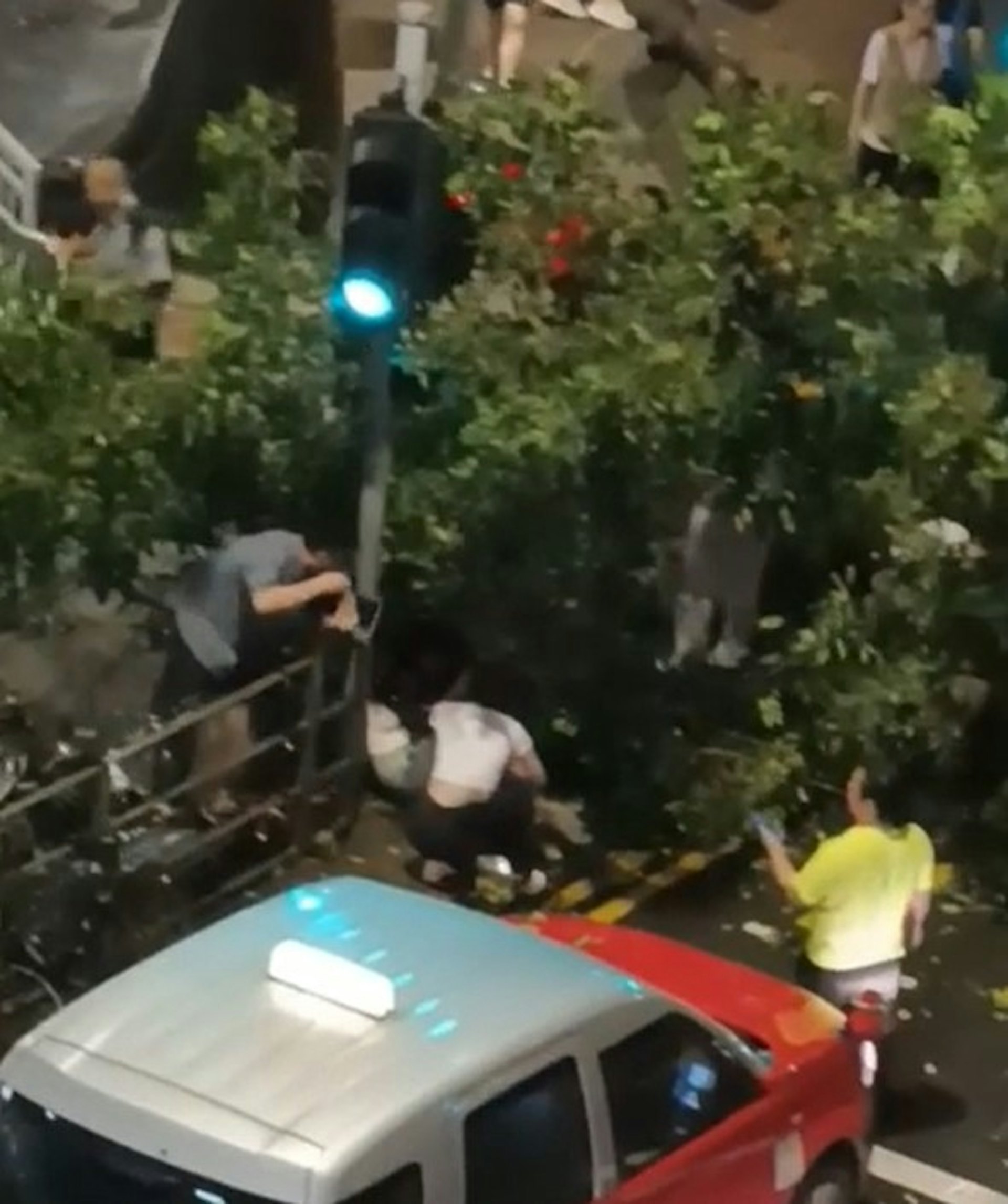 有傷者被壓住,其他人士在場協助。(網上片段截圖)
