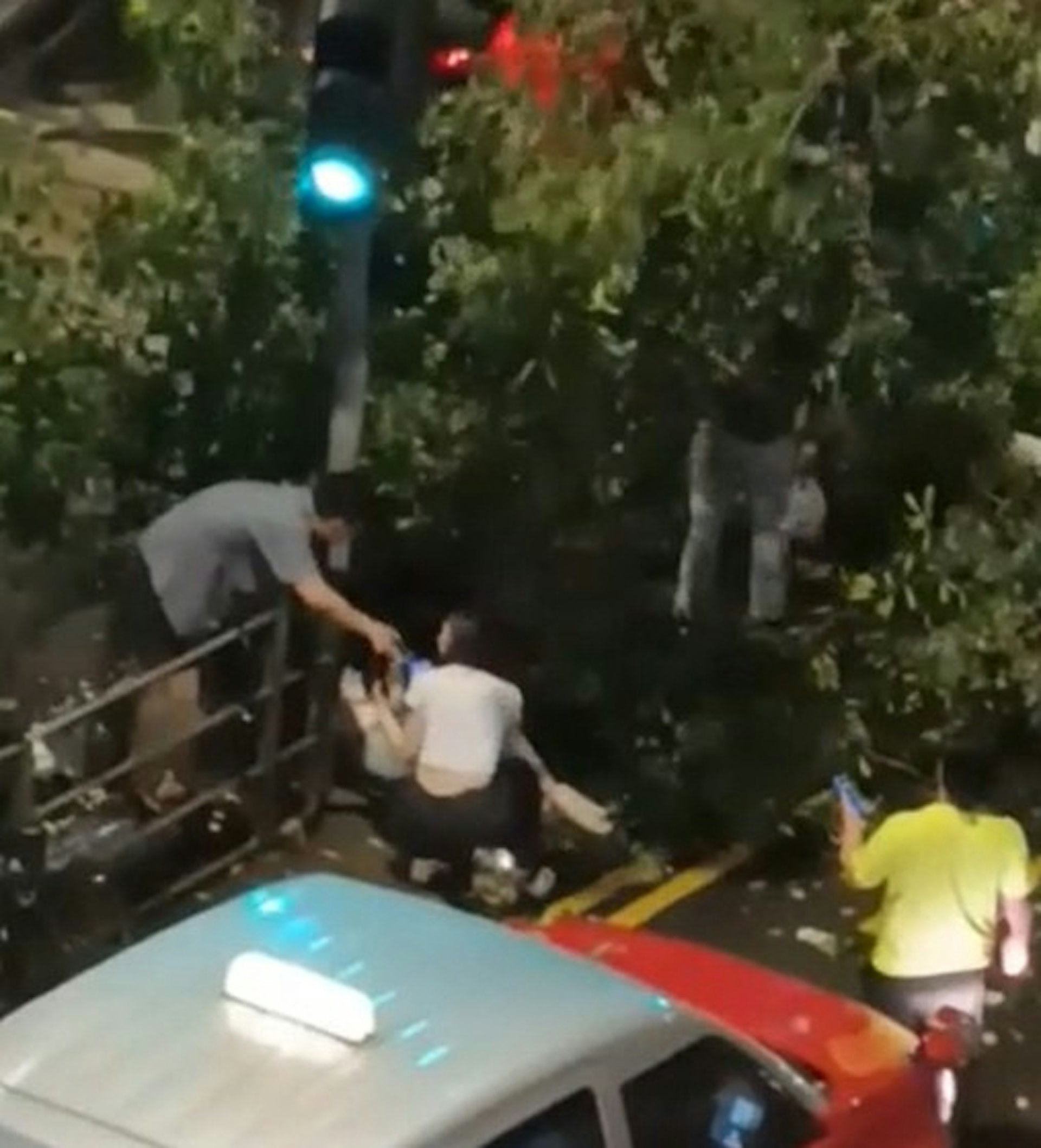 有傷者被壓住,其他人士在場協助。(網上片段截圖)