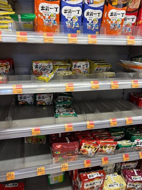 惠康、百佳、Aeon等不少超市、商戶貨架的菜、麵包、杯麵等食物被搶購一空。（Threads@supermarket.oops）