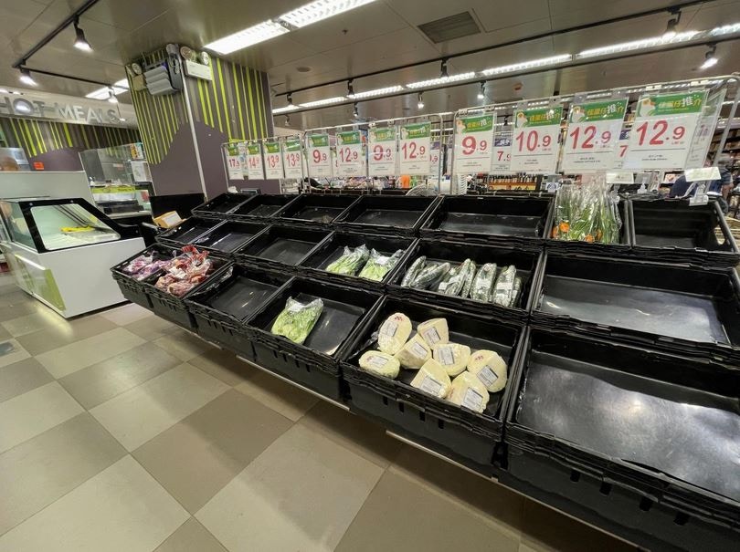 惠康、百佳、Aeon等不少超市、商戶貨架的菜、麵包、杯麵等食物被搶購一空。（Threads@olivia__leung）