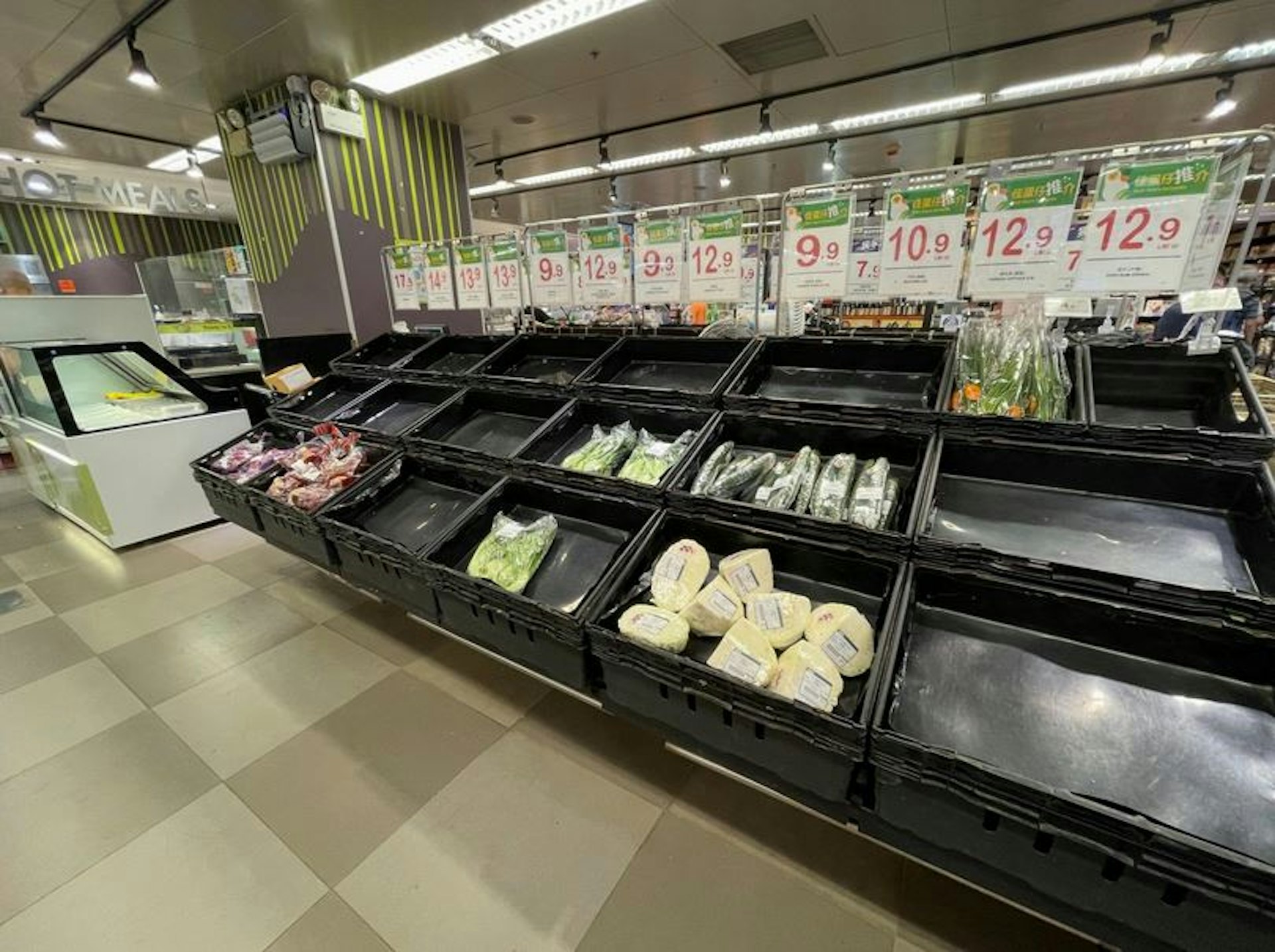 惠康、百佳、Aeon等不少超市、商戶貨架的菜、麵包、杯麵等食物被搶購一空。(Threads@olivia__leung)