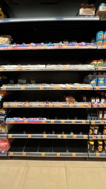 惠康、百佳、Aeon等不少超市、商戶貨架的菜、麵包、杯麵等食物被搶購一空。（Threads@____rh）