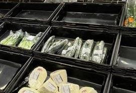 有眼利網民發現，百佳蔬菜貨架上的青瓜幾乎齊齊整整留在貨架上。（Threads@olivia__leung）