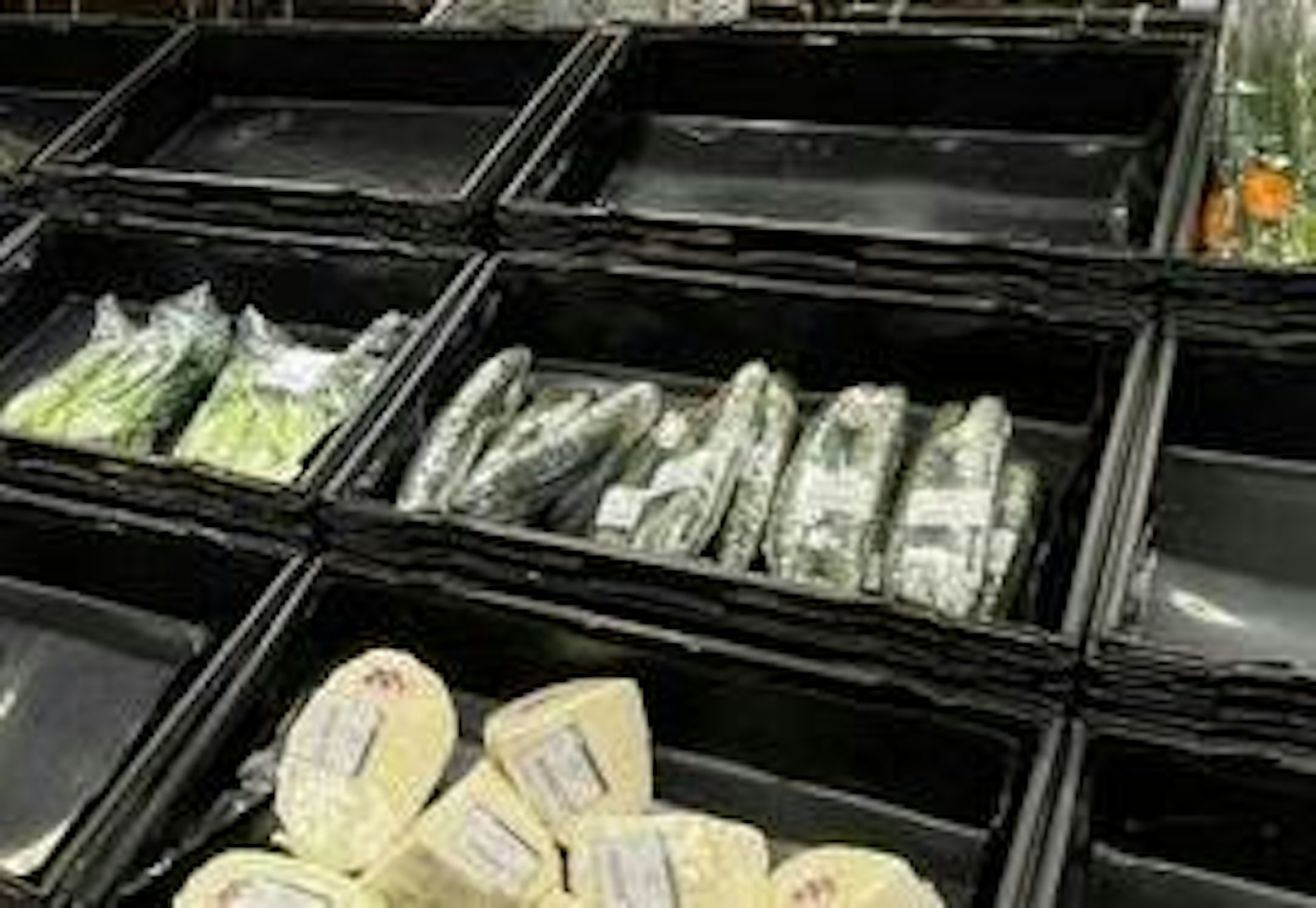 有眼利網民發現,百佳蔬菜貨架上的青瓜幾乎齊齊整整留在貨架上。(Threads@olivia__leung)