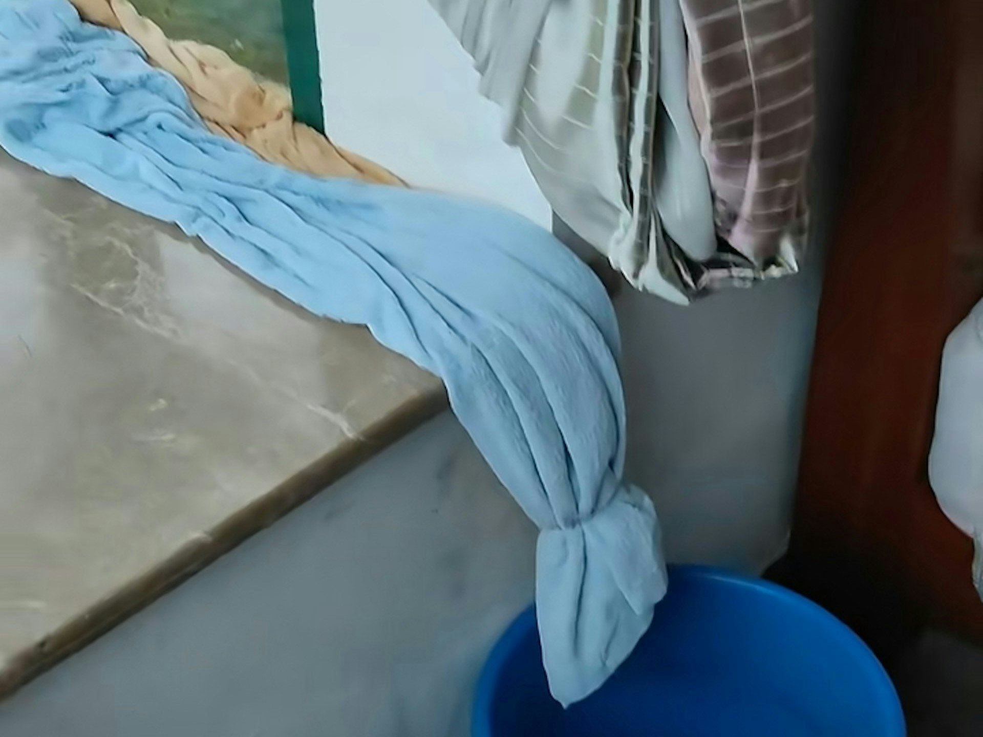將毛巾放在窗台「吸咀位」,以預防出現漏水時,雨水流到到處都是。(小紅書@大然然的咖啡角) 將毛巾放在窗台「吸咀位」,以預防出現漏水時,雨水流到到處都是。(小紅書@大然然的咖啡角)