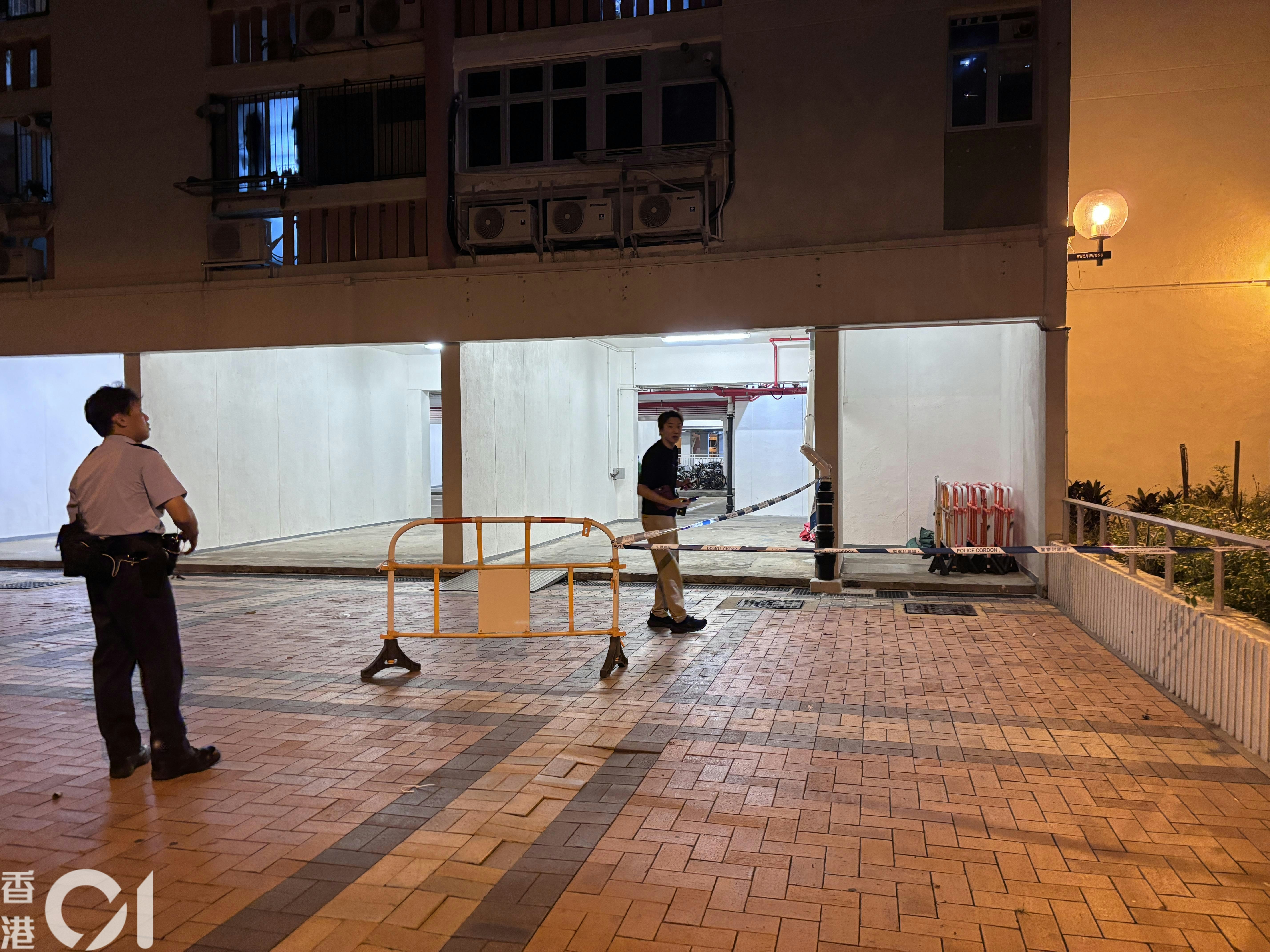沙田禾輋邨康和樓一名女童墮樓不治，警方封鎖現場調查。（林振華攝）