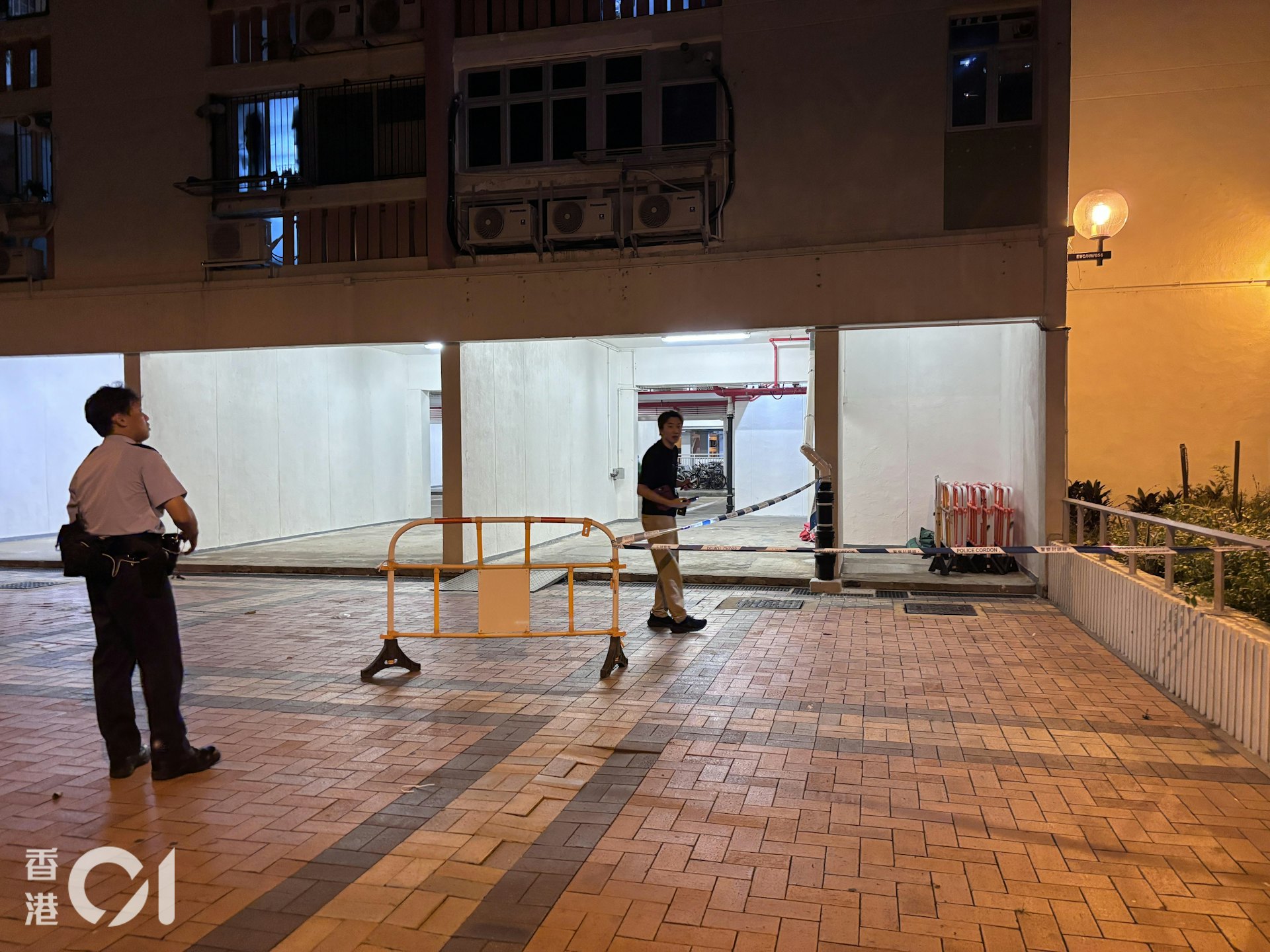 沙田禾輋邨康和樓一名女童墮樓不治,警方封鎖現場調查。(林振華攝)