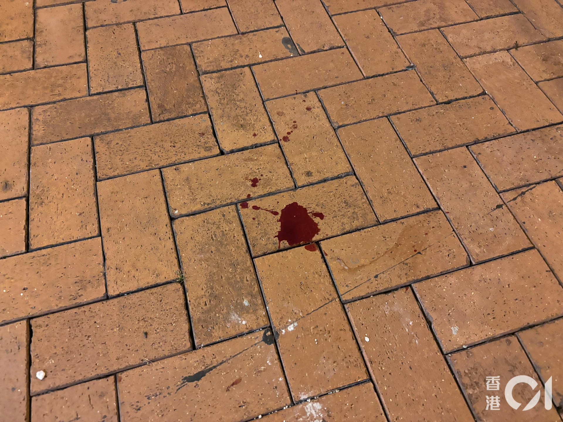沙田禾輋邨康和樓一名女童墮樓不治,現場地面遺下少量血迹。(林振華攝)
