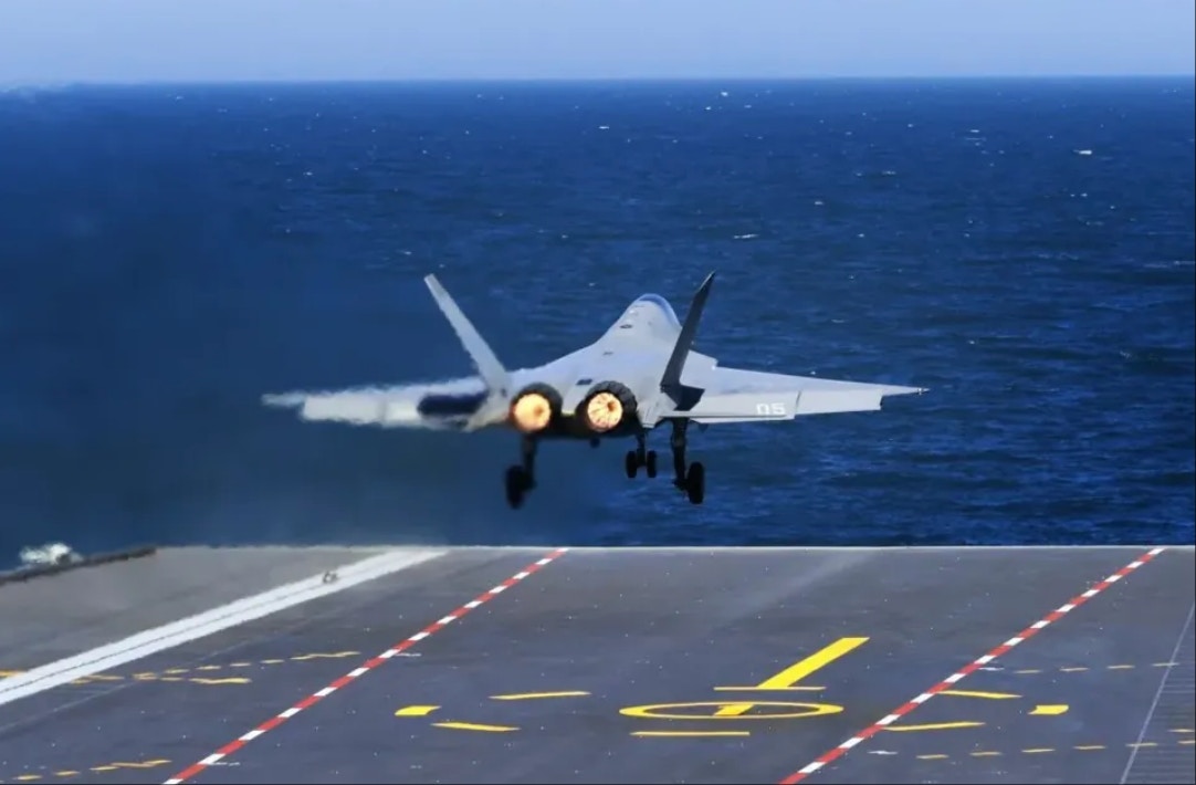 殲-35艦載戰鬥機在海軍福建艦電磁彈射起飛，這是戰機離艦瞬間。（中國軍號）