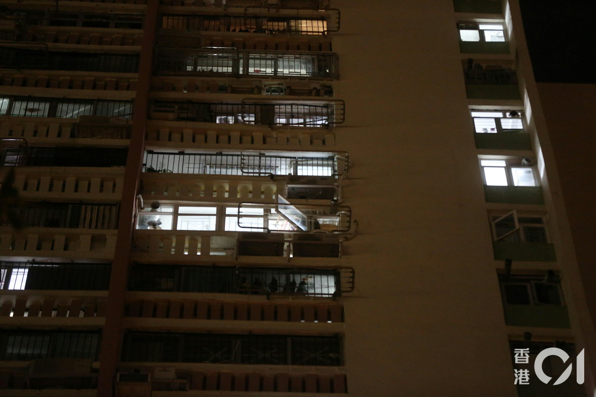 現場可見涉事單位有窗戶打開。(林振華攝)