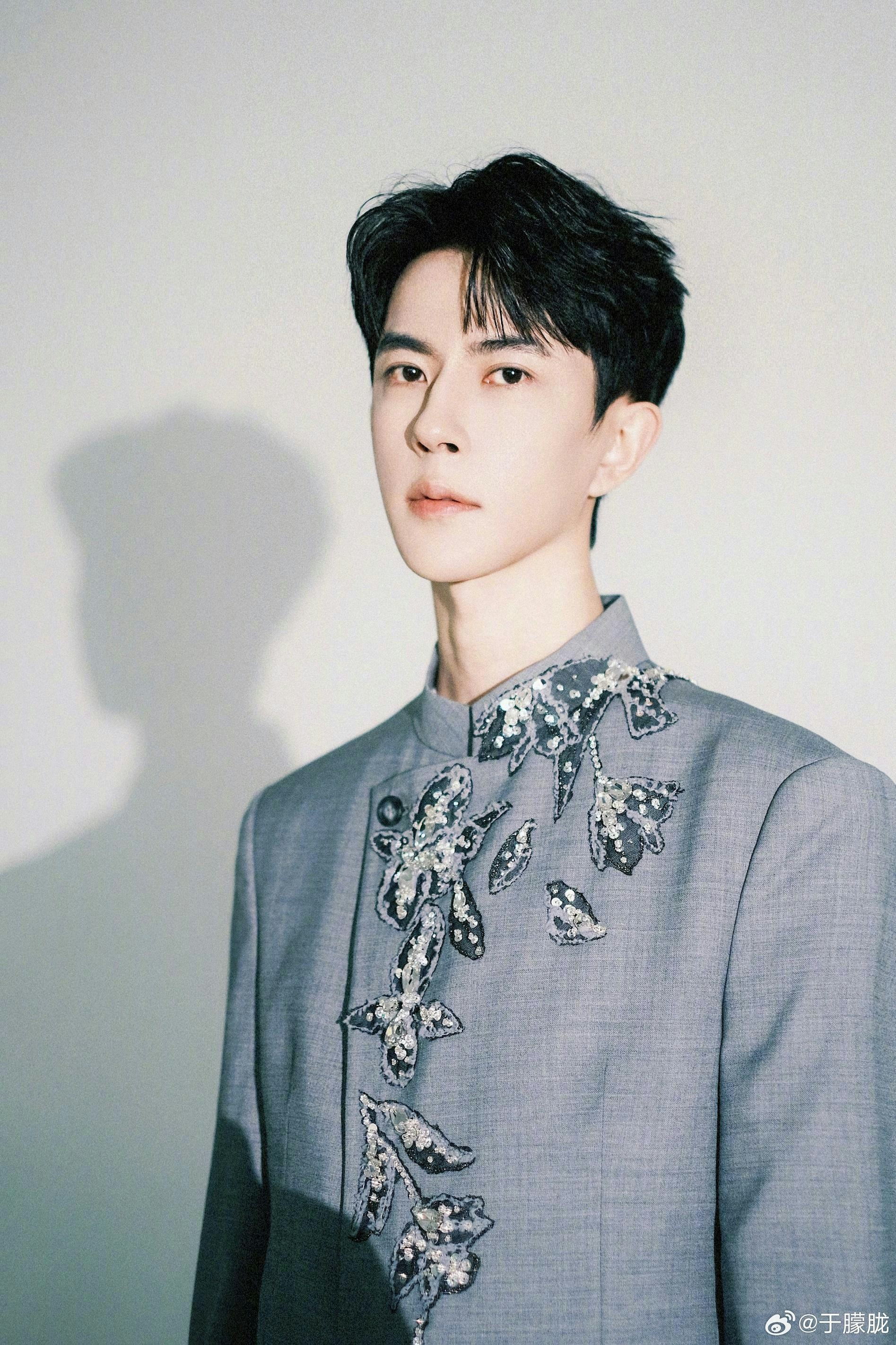 由於屢有傳聞指于朦朧因「拒絕潛規則」遭雪藏，資深前輩甄妮就分享自己的見解：「我真沒碰過什麼『淺（潛）規則』，不瞭解現在竟然敗壞到這種地步！年齡層還越來越小，不可思議！敗家子女一堆，小心祖宗三代子孫三代要招天譴！」（微博@于朦朧）