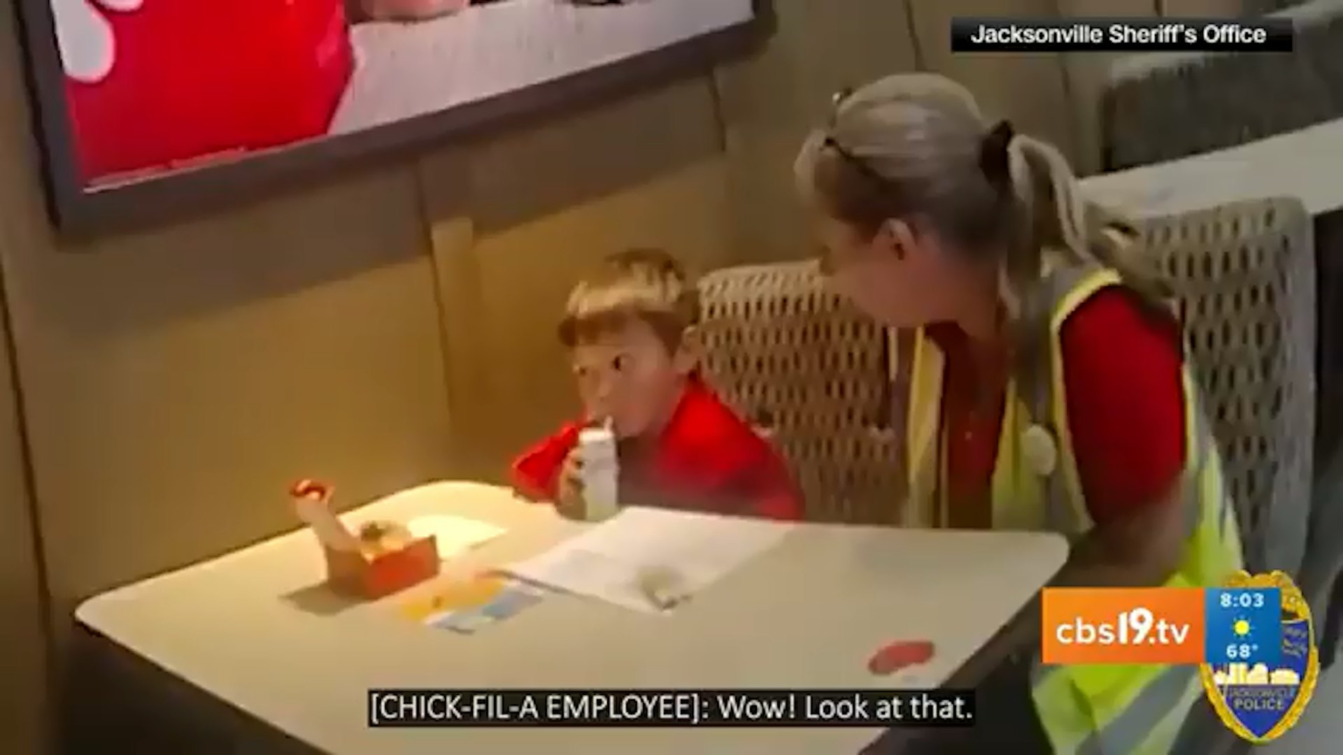 一名年僅5歲的男童趁父母清晨仍在熟睡時,竟獨自打開家門外出,最後被人發現正赤著腳、悠哉地在快餐店享用早餐,讓趕到的警察哭笑不得。(Youtube@CBS19)