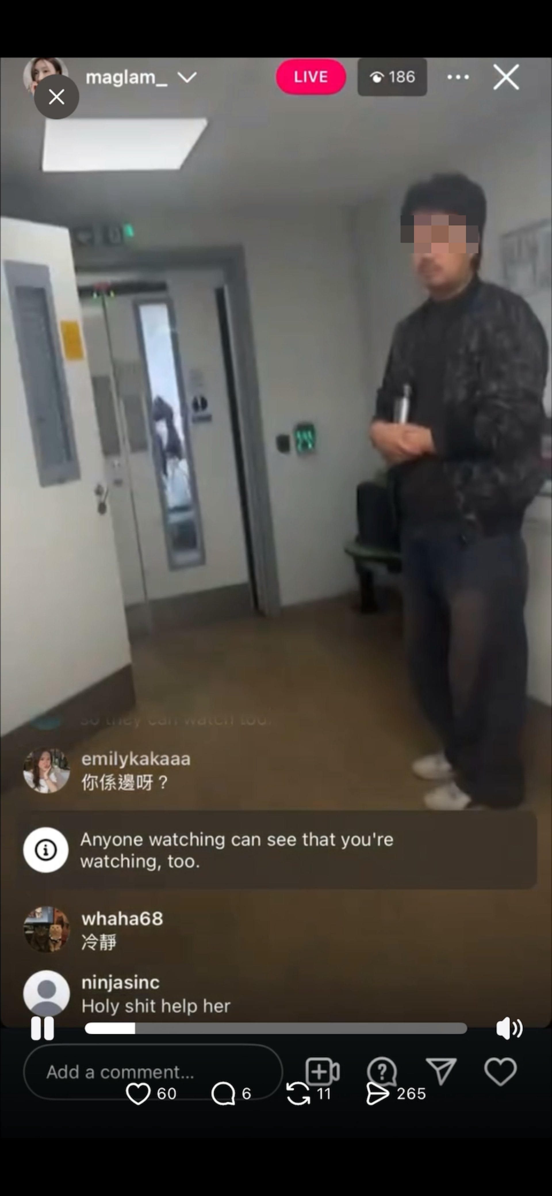 影片中Mag的聲音顫抖,明顯處於極度驚慌的狀態,她主要影住一個男人。(IG@maglam_)