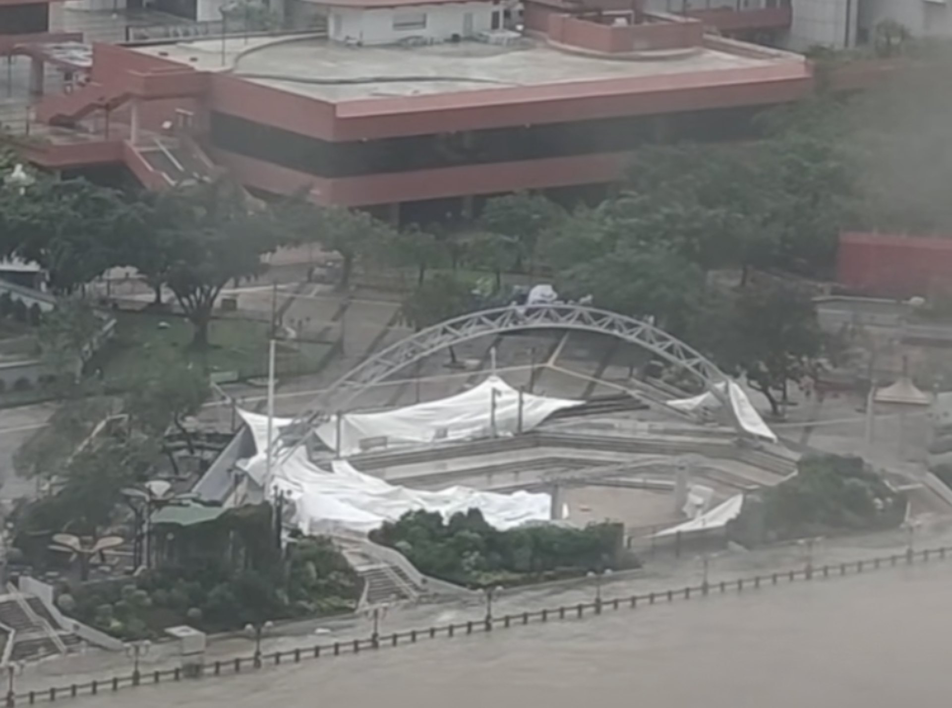 十號颶風信號下,沙田公園劇場天幕破裂,碎片散落地上。(網上圖片)
