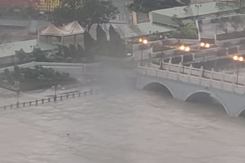 十號颶風信號下，沙田城門河水位明顯上漲，已淹沒一旁行人路。（網上圖片）