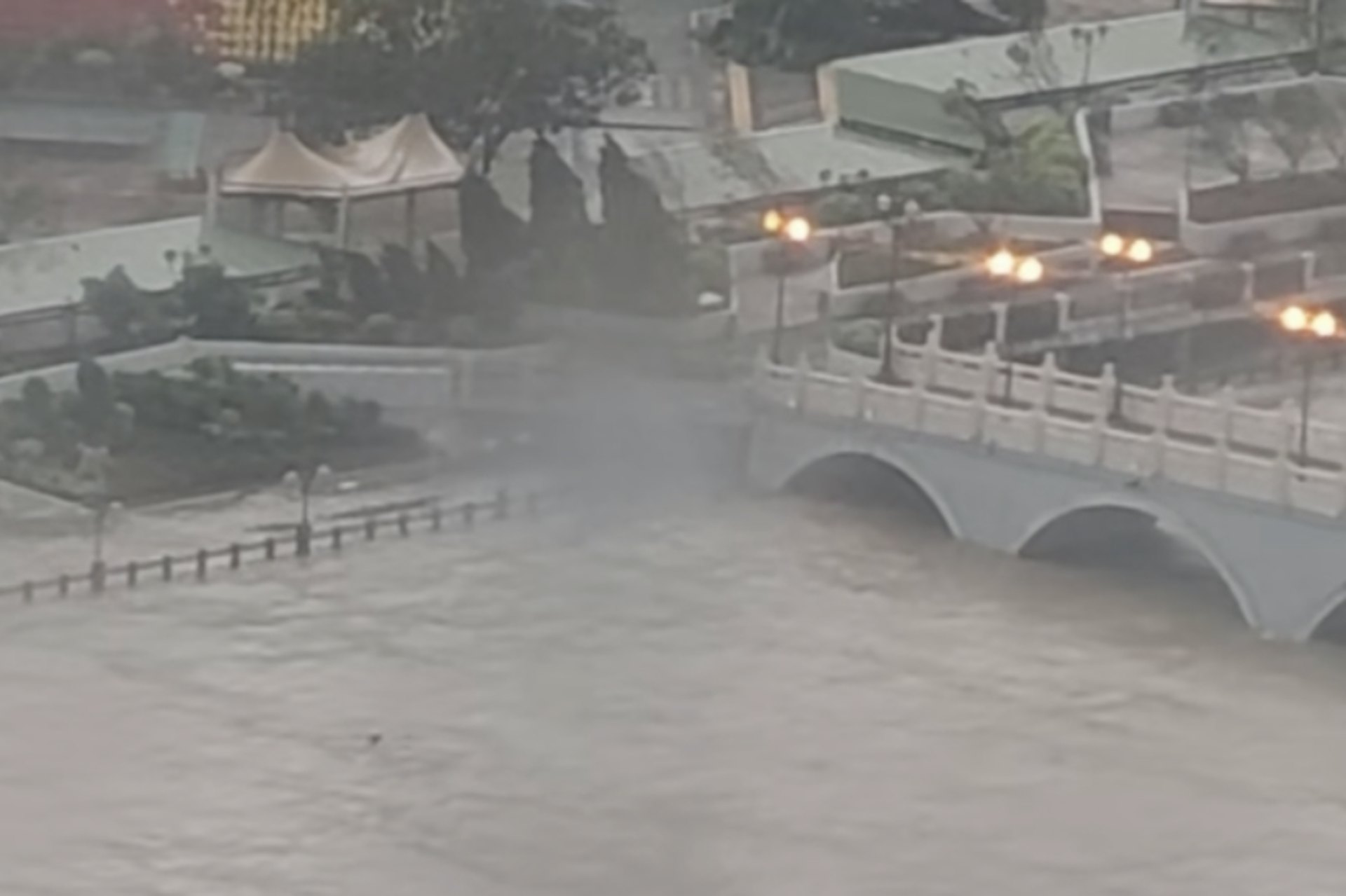 十號颶風信號下,沙田城門河水位明顯上漲,已淹沒一旁行人路。(網上圖片)