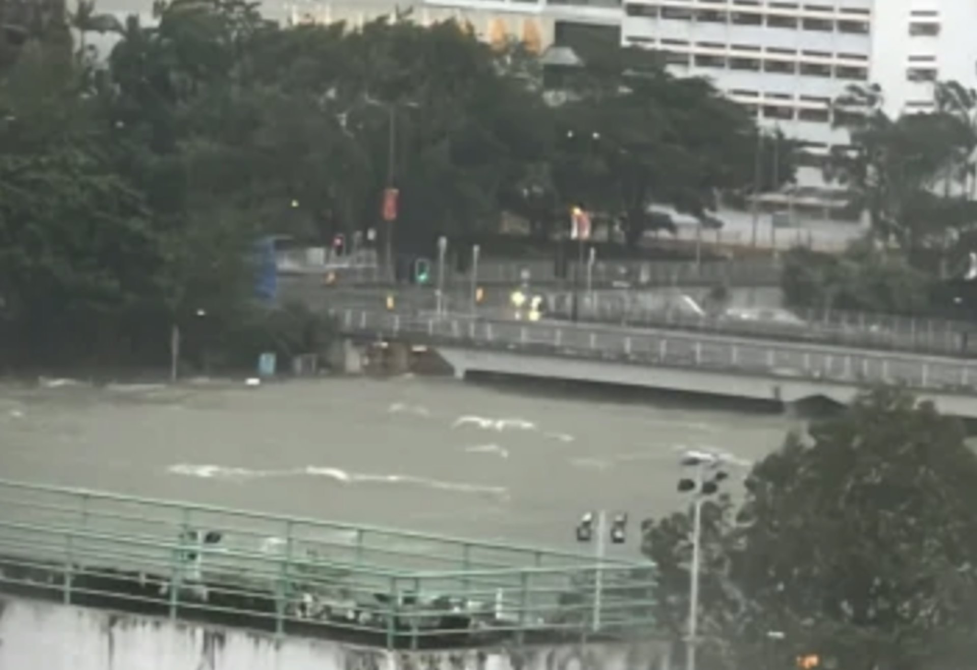 十號颶風信號下,沙田城門河水位明顯上漲,已淹沒一旁行人路。(網上圖片)