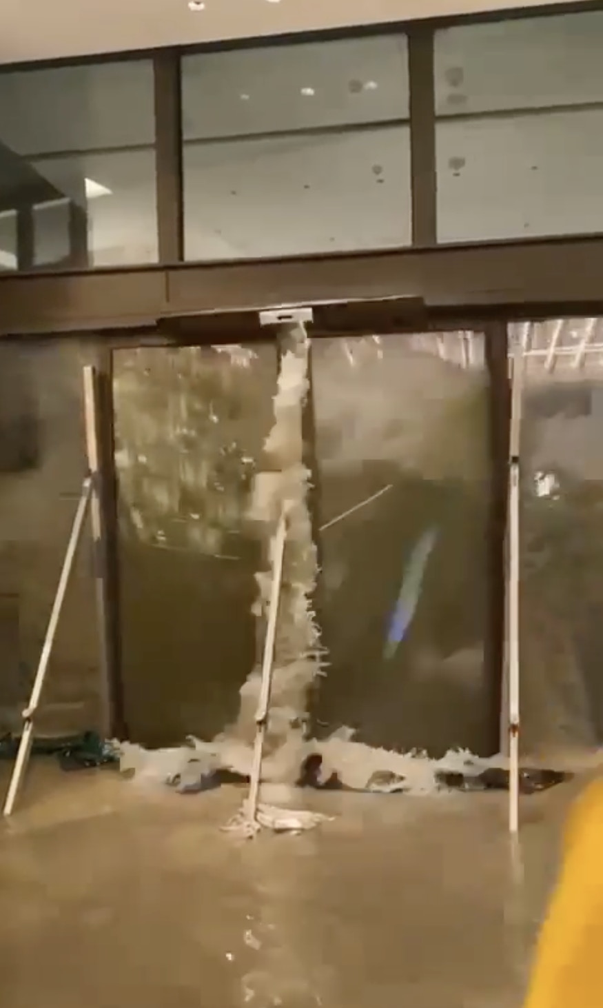 海水湧入香港富麗敦海洋公園酒店。（網上短片）