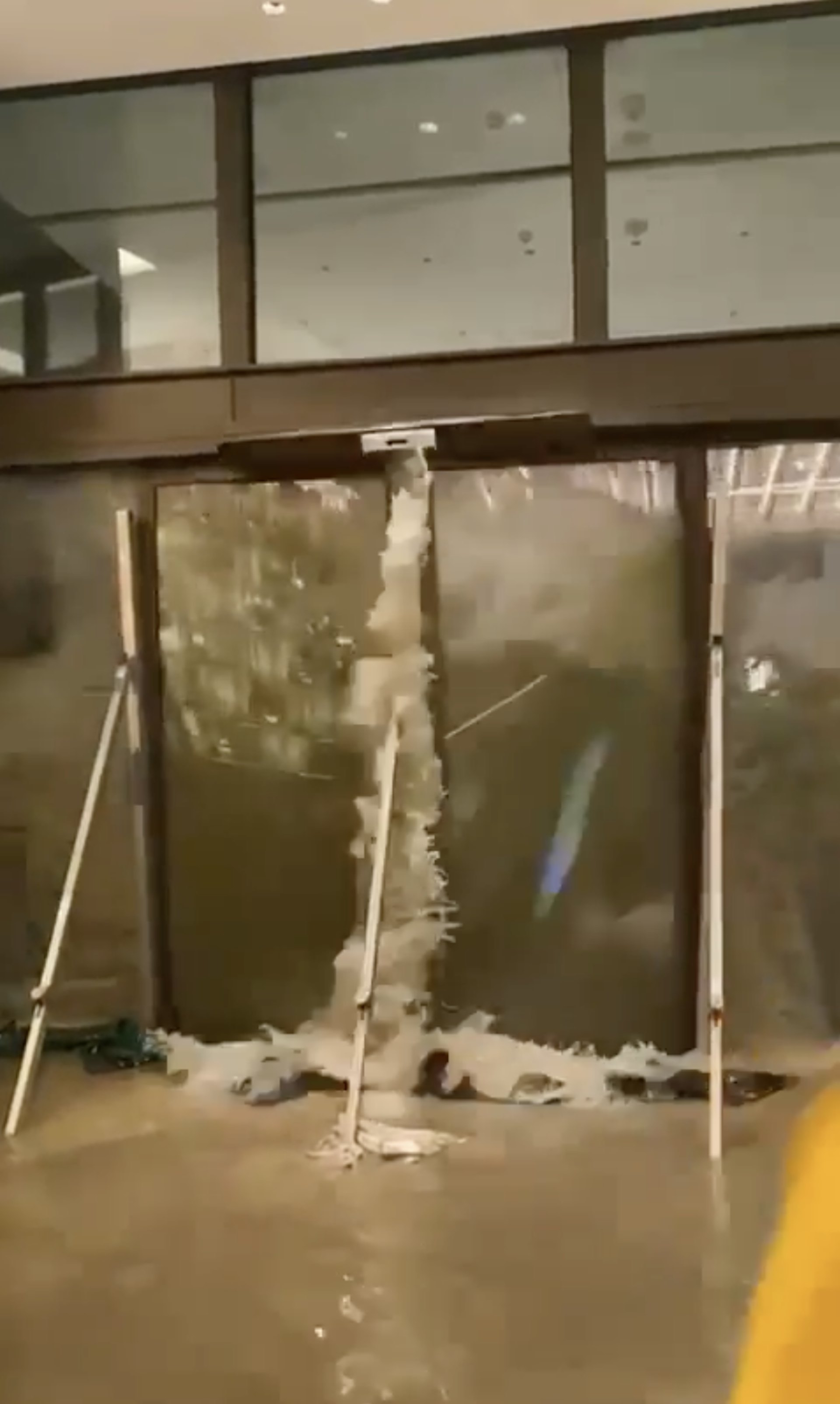 海水湧入香港富麗敦海洋公園酒店。(網上短片)