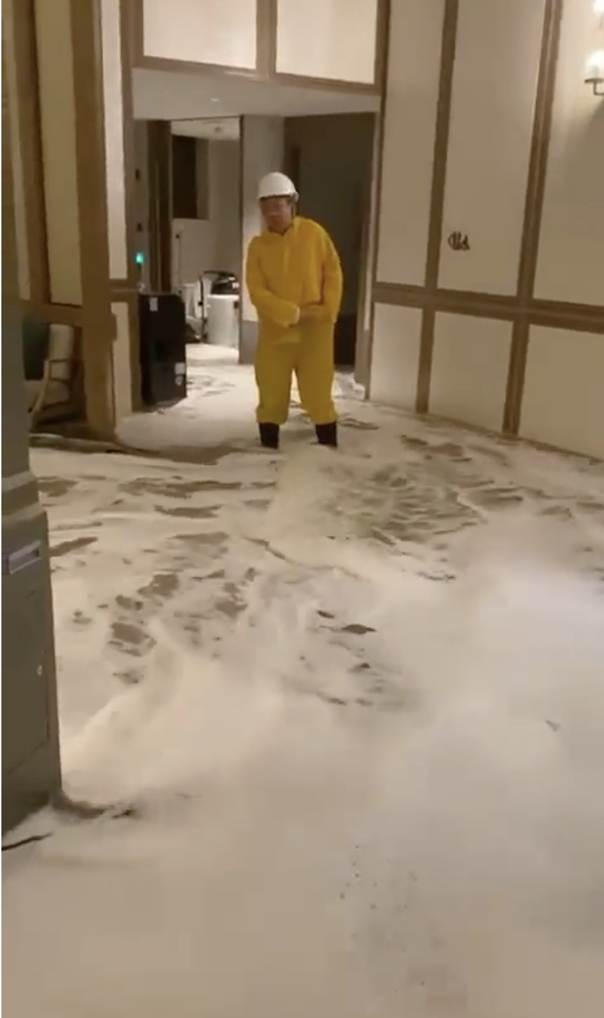 有人穿上全套防水裝。（網上短片）