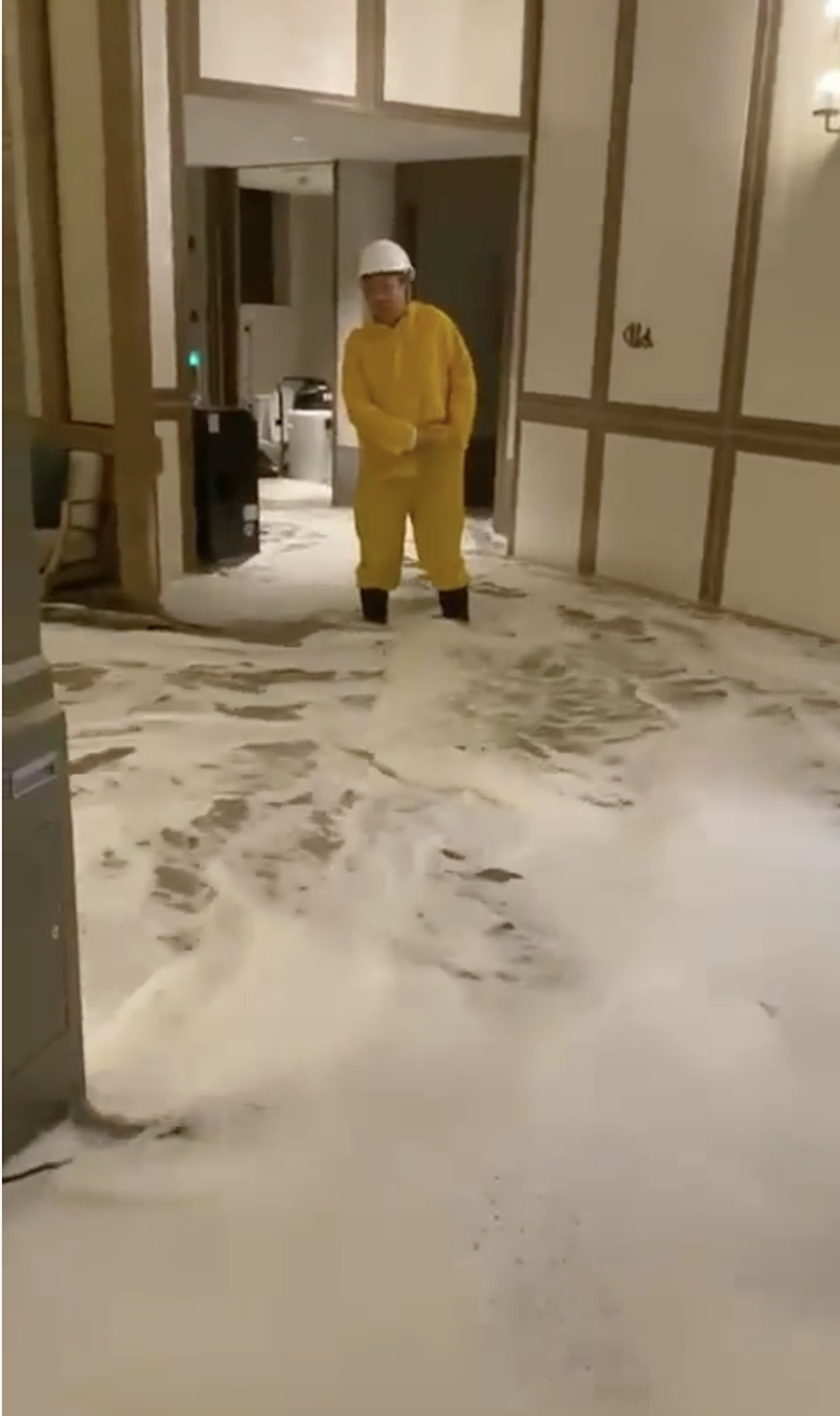 有人穿上全套防水裝。(網上短片)