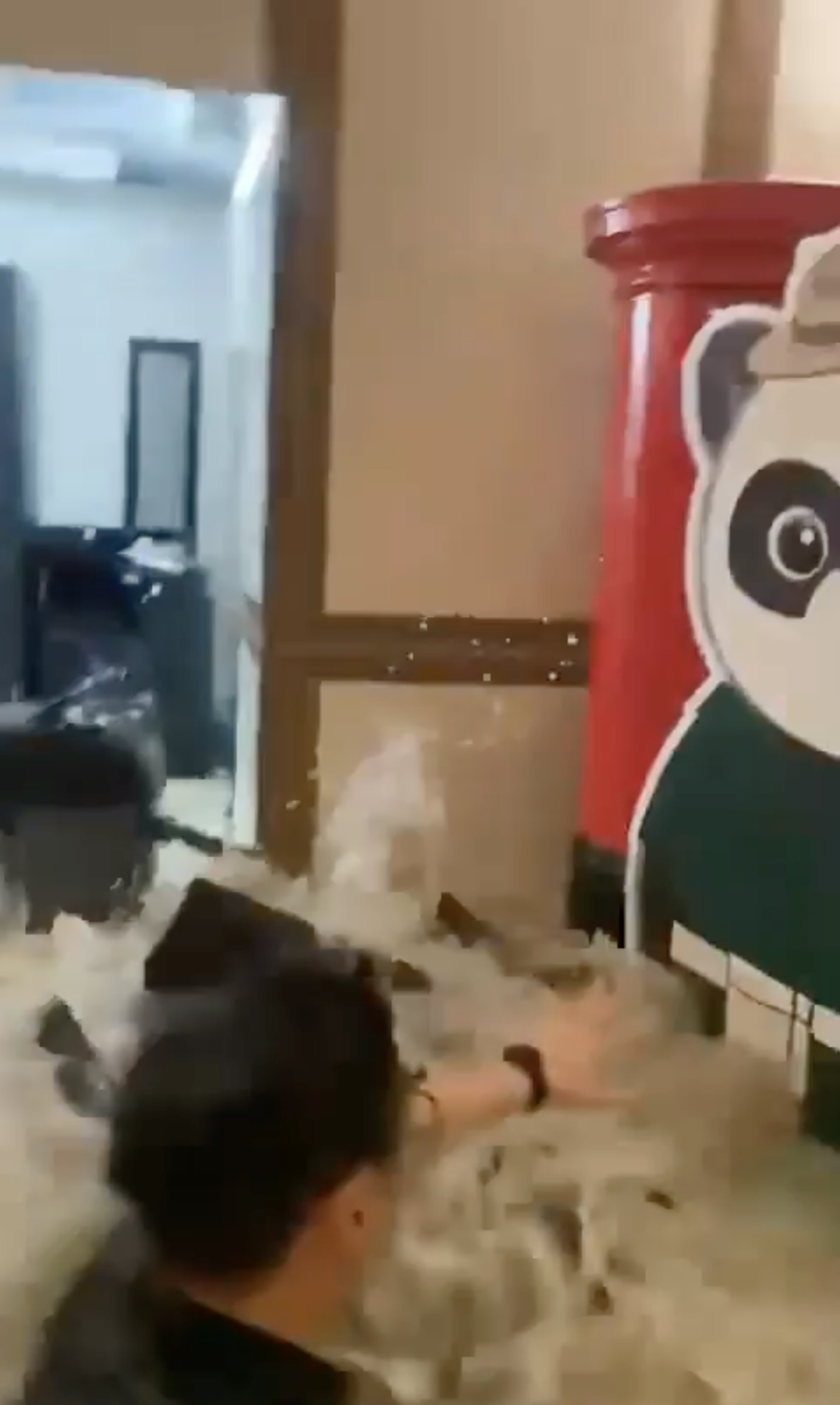 有疑似住客在海水湧入時,因站不穩跌倒。(網上短片)