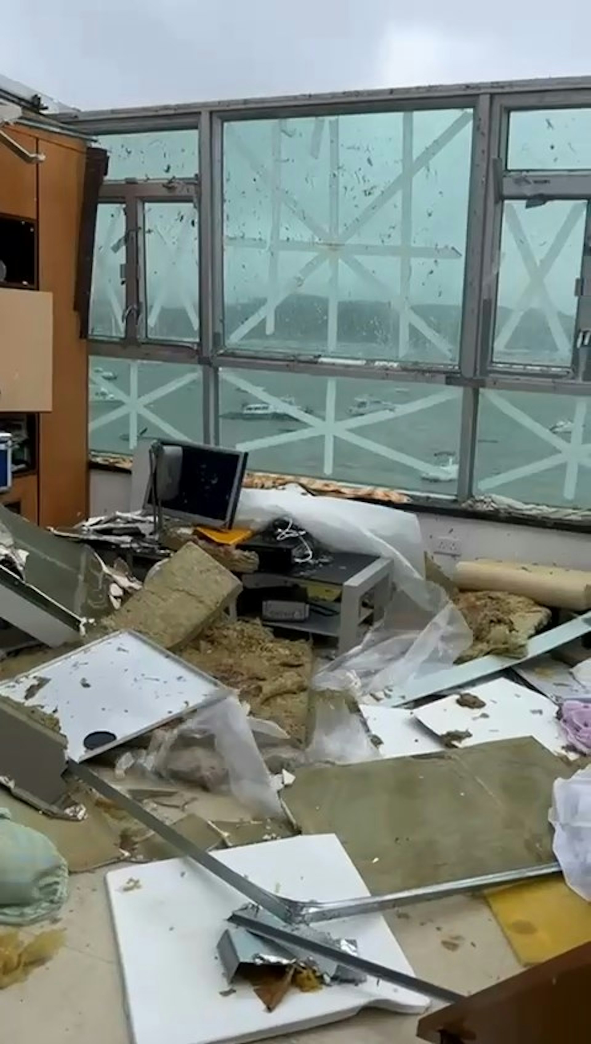 本港網絡瘋傳1段影片,指西貢白沙灣有海景房屋,經歷10號風球後滿目瘡痍變成「廢墟」,屋頂也被「吹走」。(Threads@kaitakbigbelly) 本港網絡瘋傳1段影片,指西貢白沙灣有海景房屋,經歷10號風球後滿目瘡痍變成「廢墟」,屋頂也被「吹走」。(Threads@kaitakbigbelly)