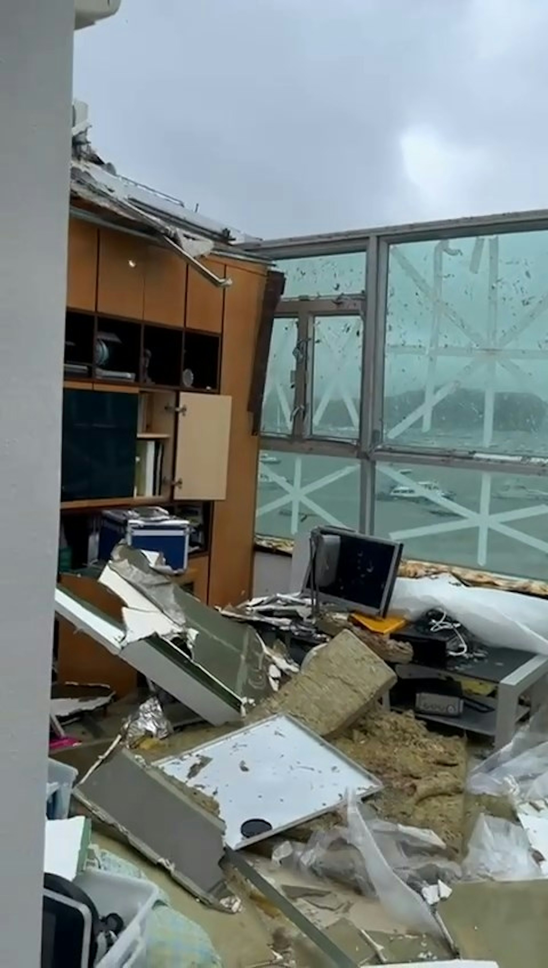 該海景單位屋頂「消失」,疑似被吹走,單位內堆滿電腦、木板、布條等雜物,床也被「淹沒」。(Threads@kaitakbigbelly) 該海景單位屋頂「消失」,疑似被吹走,單位內堆滿電腦、木板、布條等雜物,床也被「淹沒」。(Threads@kaitakbigbelly)