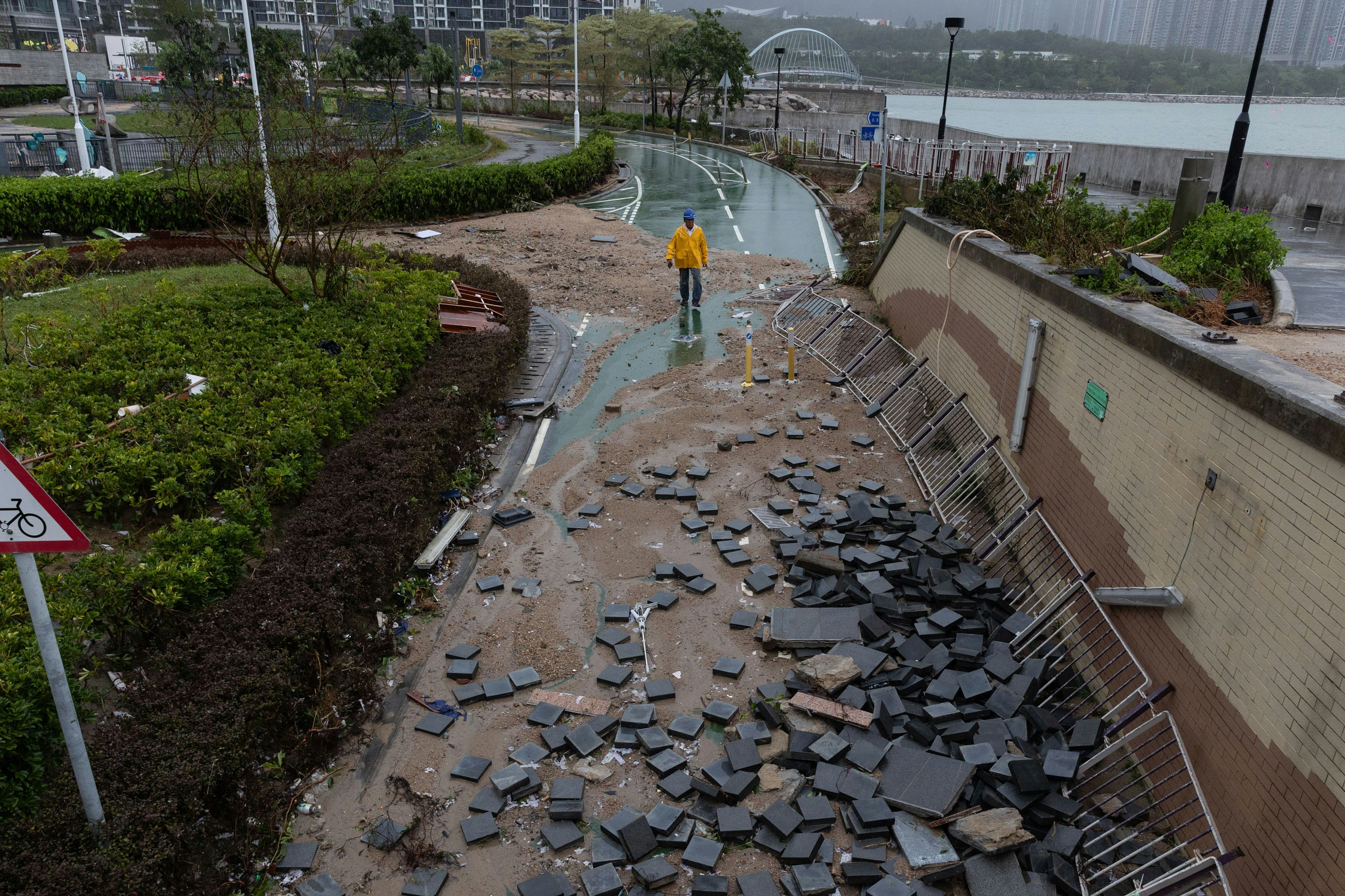 超强台风桦加沙袭港，天文台发出十号飓风信号期间，将军澳涌起大浪，越过海滨。图为受破坏后情况，将军澳海滨单车径受到破坏。（廖雁雄摄）