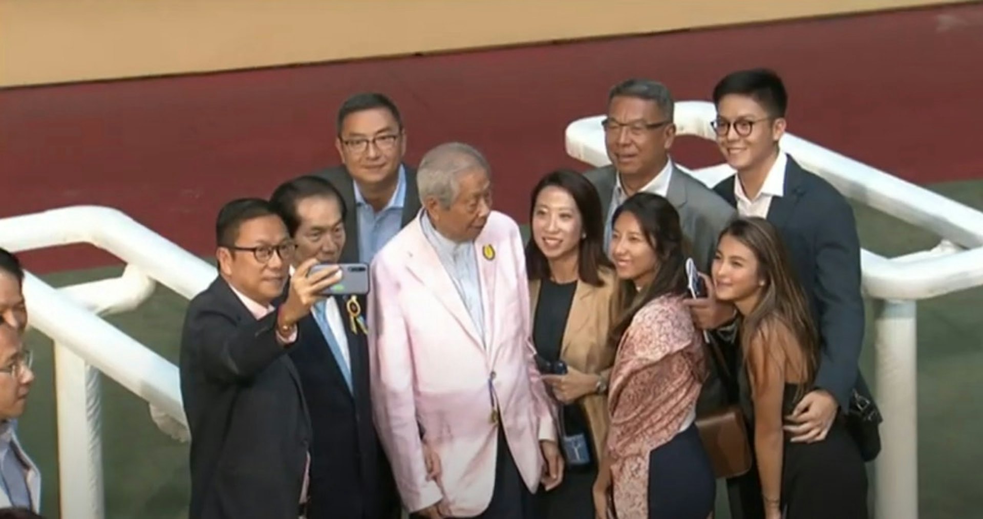 2019年Hilary陪富三代男友施仲乐入马场拉头马,令恋情曝光。(有线节目截图)
