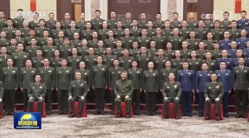 习近平（前中）赴乌鲁木齐出席新疆自治区成立70周年庆祝活动，合影时，他左手边为中央军委委员刘振立，右边为原空降兵军军长文东。 （央视联播截图）