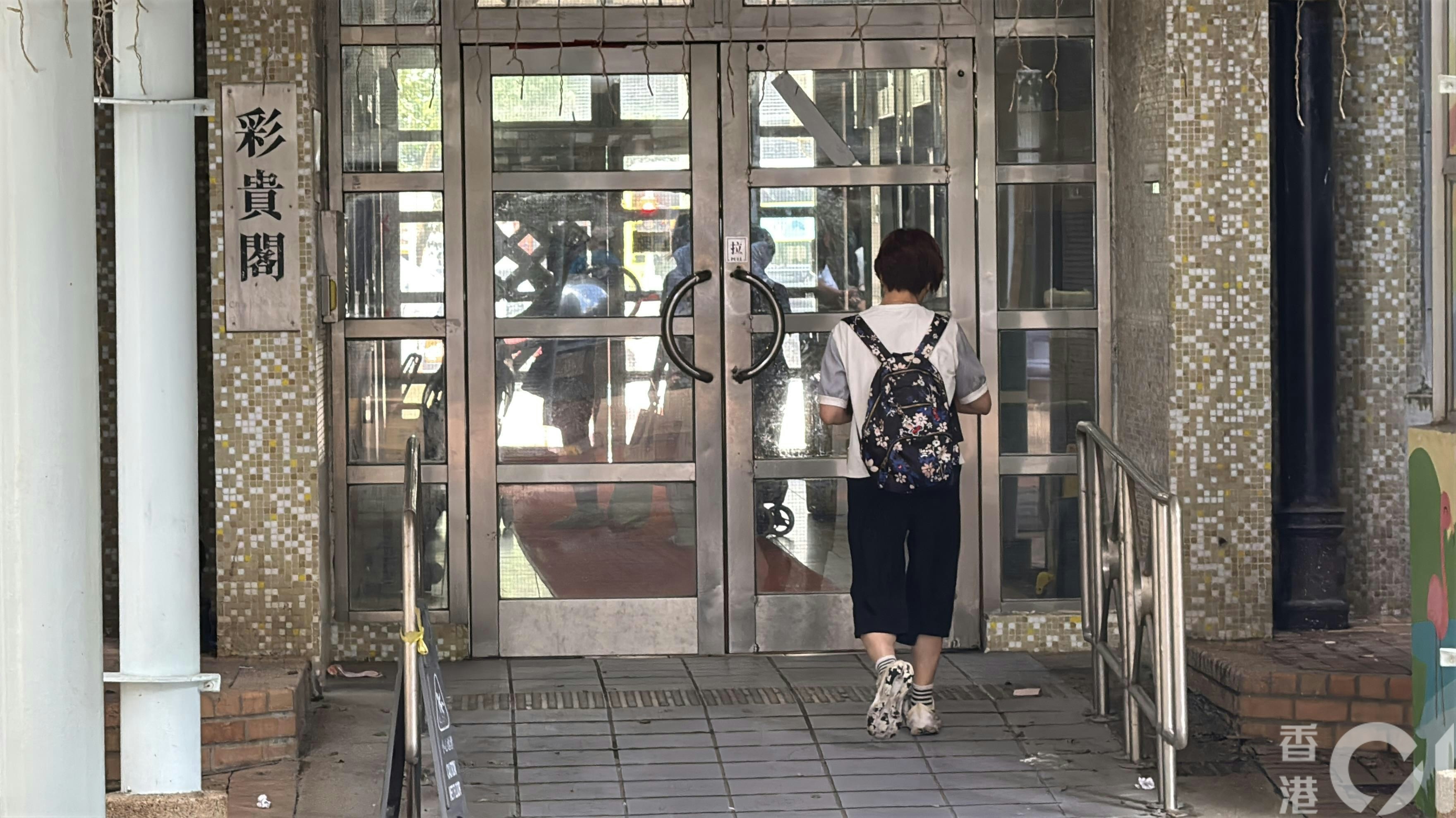 彩明苑彩貴閣獨居婦倒斃家中。（翁鈺輝攝）