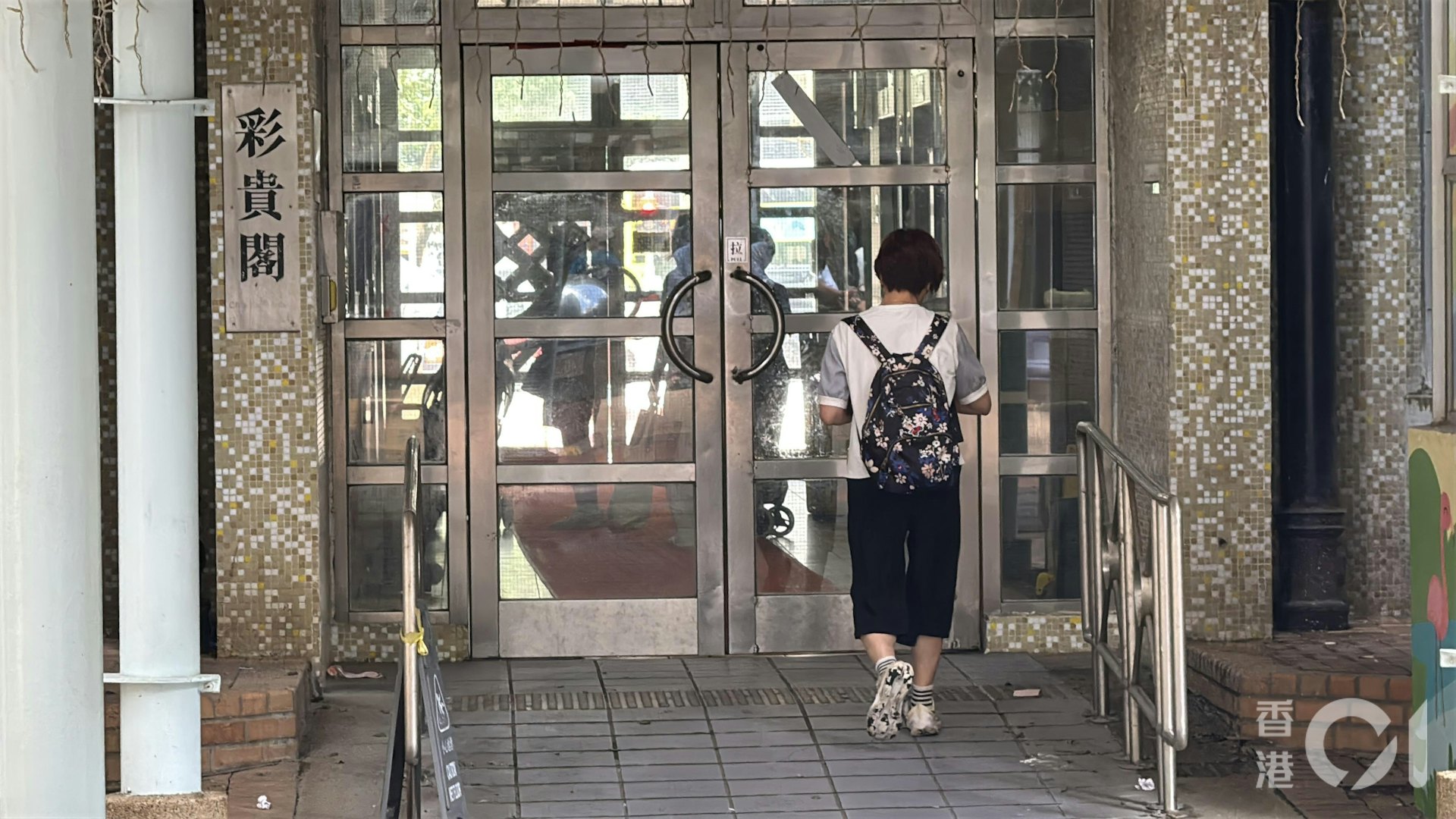 彩明苑彩貴閣獨居婦倒斃家中。(翁鈺輝攝)