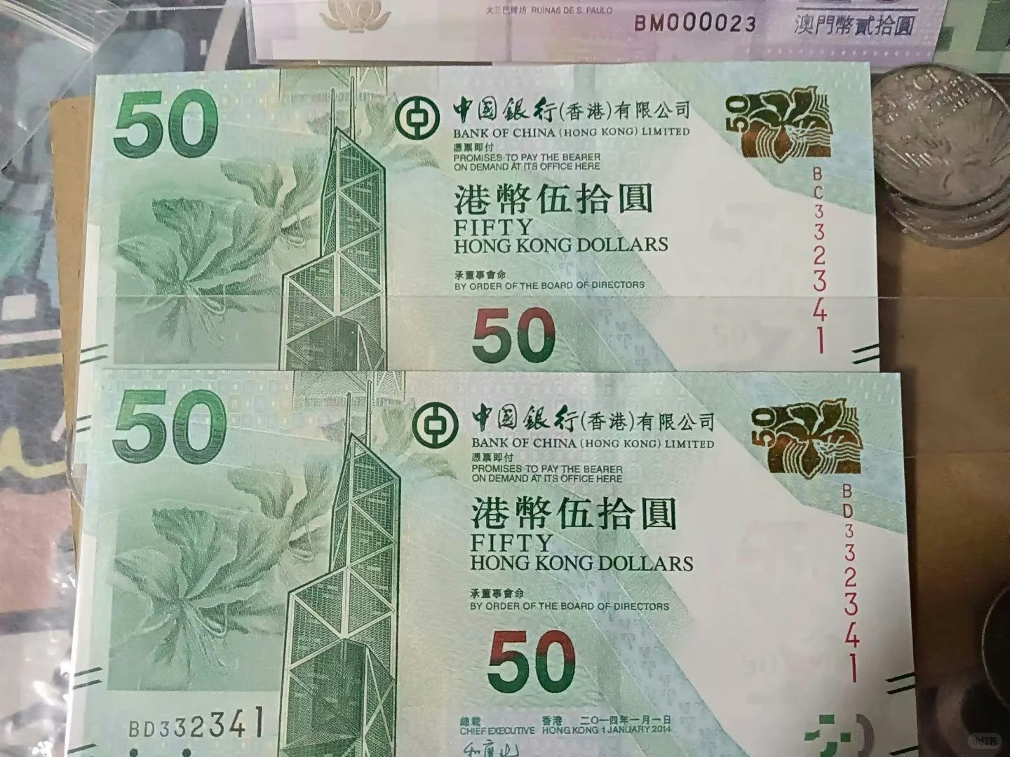 兩張$50紙鈔6數字全相同！鈔票「撞號碼」惹哄動網民點出有不同