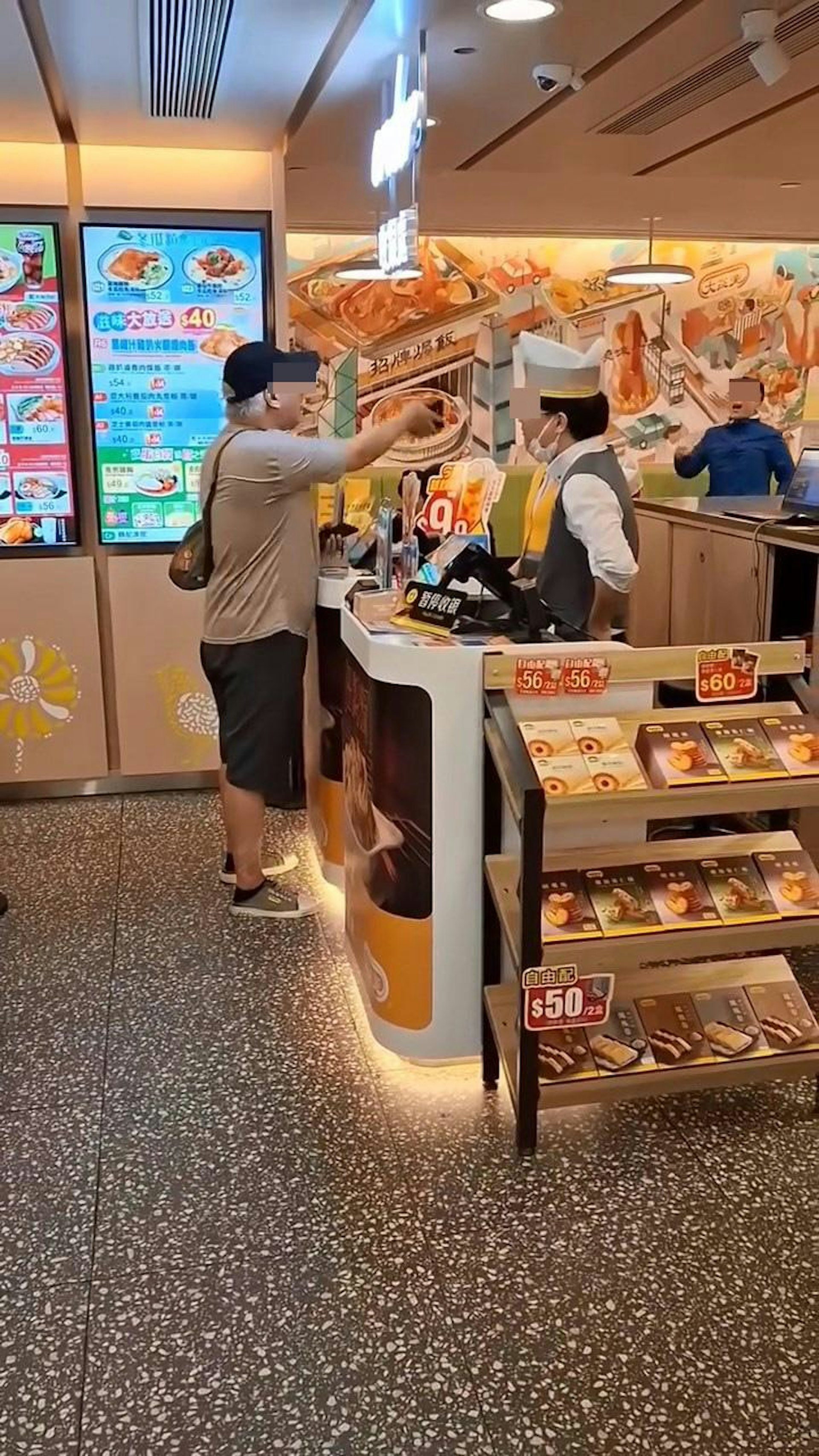 阿伯怒罵職員,又與食客對罵。(Threads@king_of_tamer)