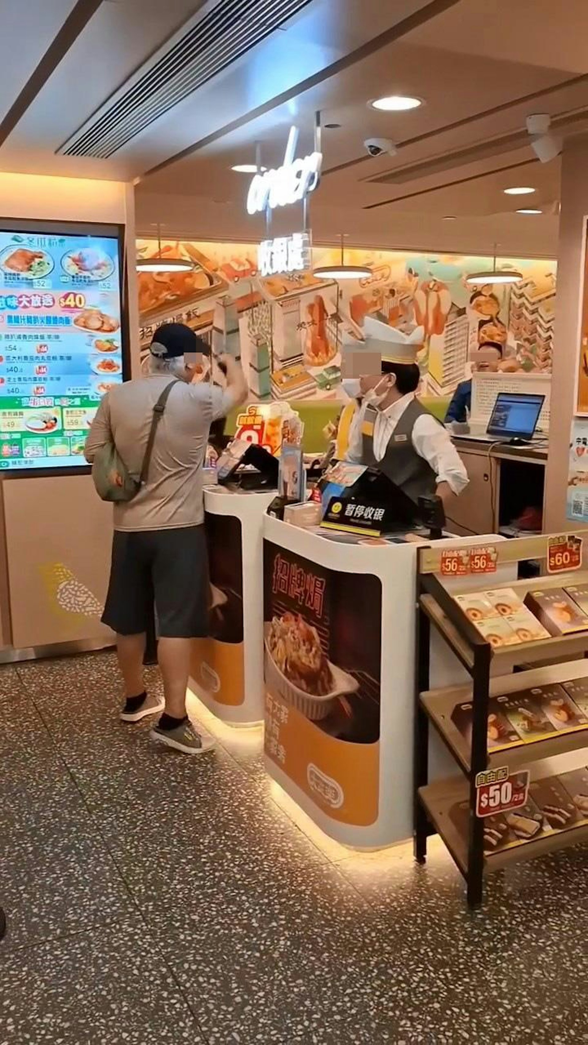 阿伯怒罵職員,又與食客對罵。(Threads@king_of_tamer)