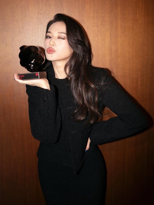 舒淇於社交媒體分享手捧獎座的相片。（舒淇IG圖片）