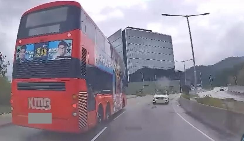樓主見到右線有私家車逆線停在路中，兩車相距僅約2架巴士身位。（Threads@kslam130影片截圖）