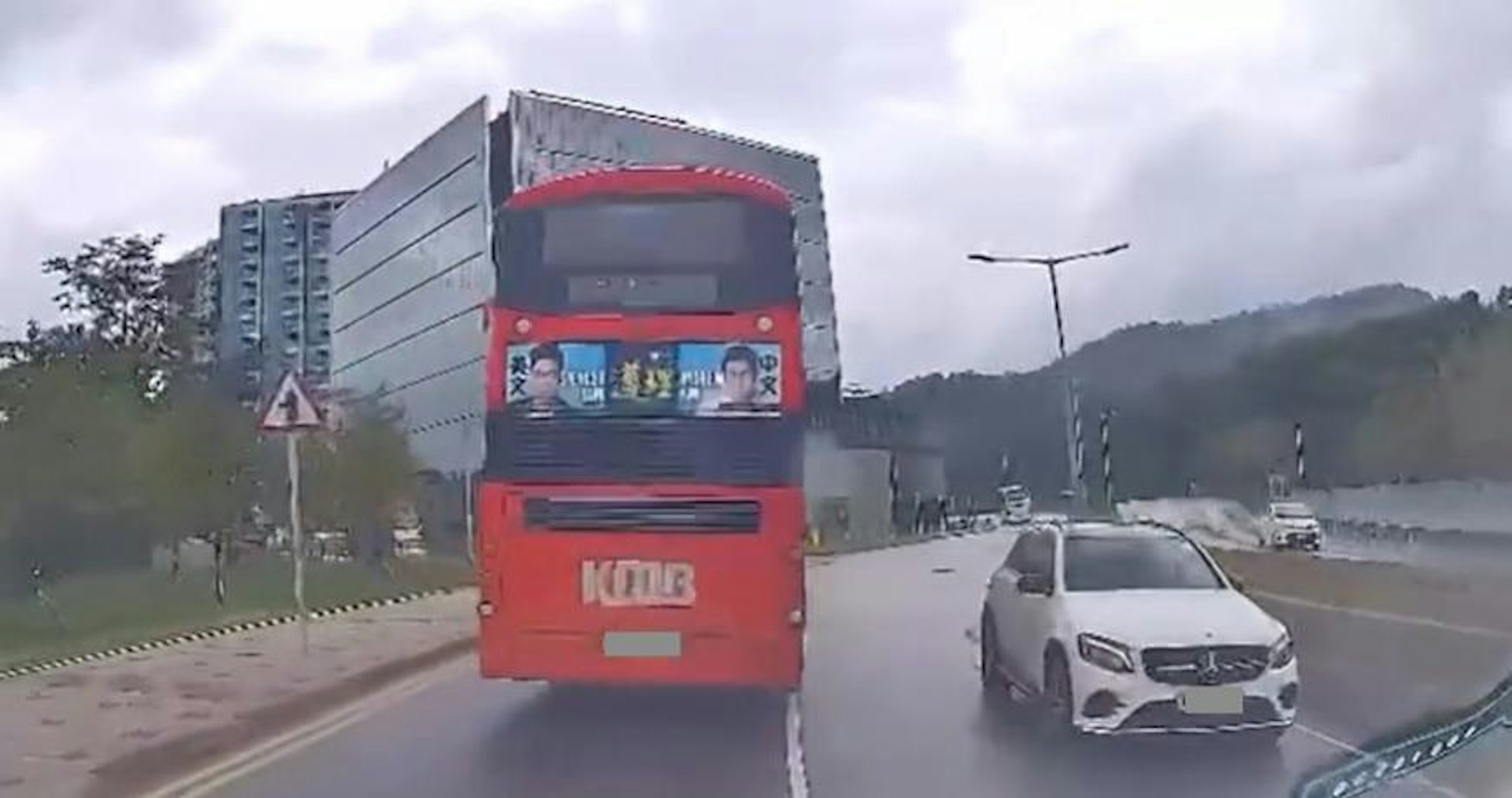 樓主見情況危急,立即轉回左線以避免迎頭相撞。(Threads@kslam130影片截圖) 樓主見情況危急,立即轉回左線以避免迎頭相撞。(Threads@kslam130影片截圖)