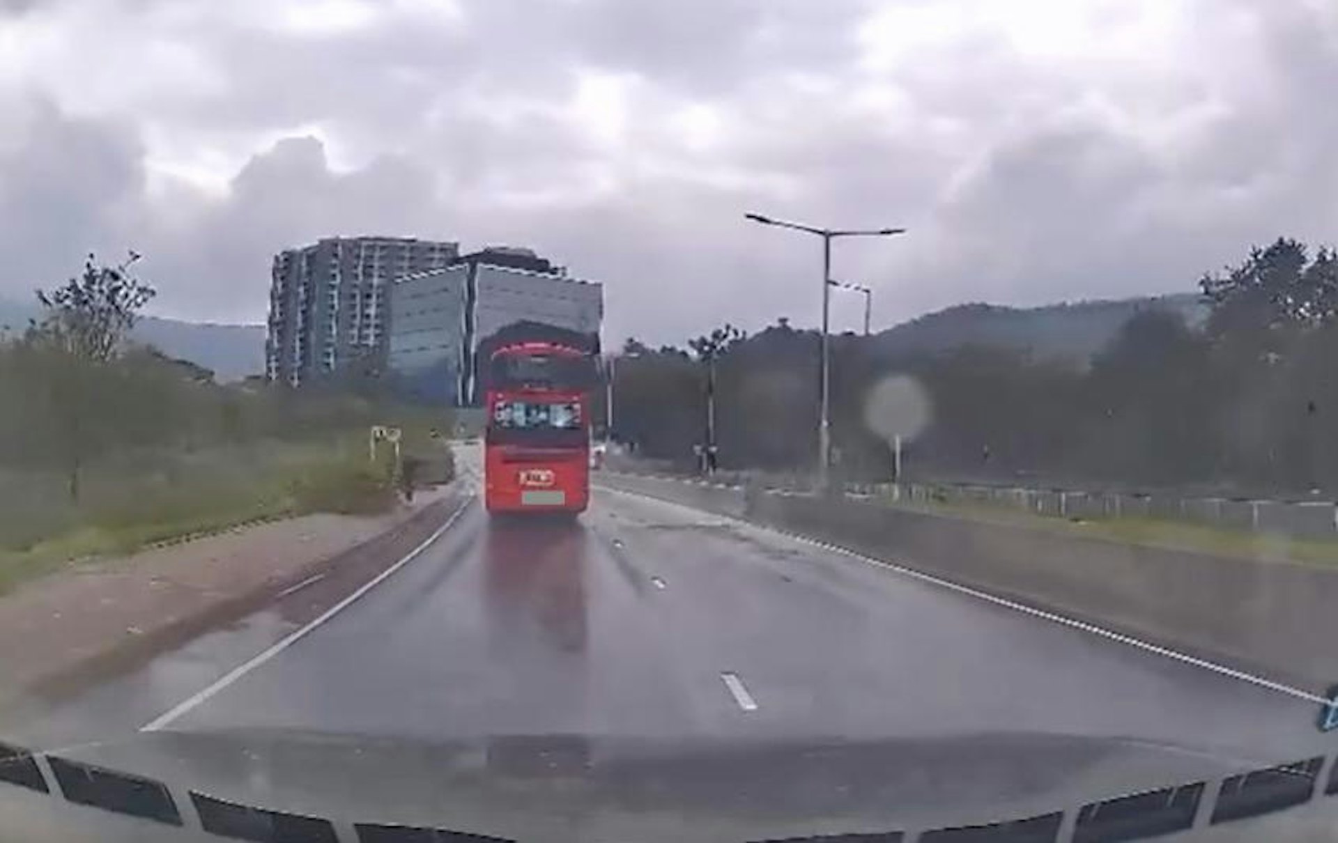 樓主原本跟隨巴士沿左線行駛。(Threads@kslam130影片截圖) 樓主原本跟隨巴士沿左線行駛。(Threads@kslam130影片截圖)