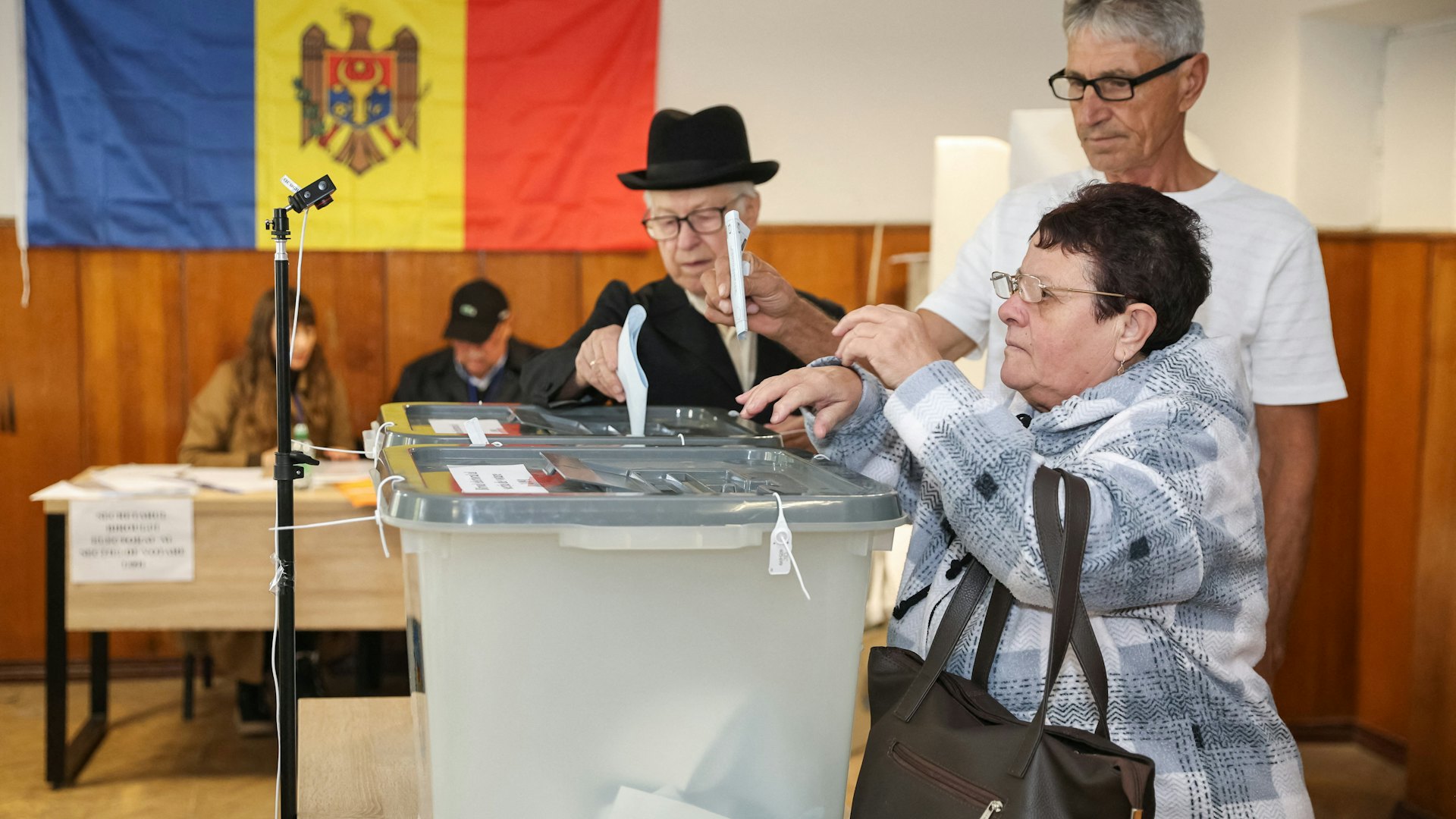 Yosh keksalarni yalaydi Shania Tven porno