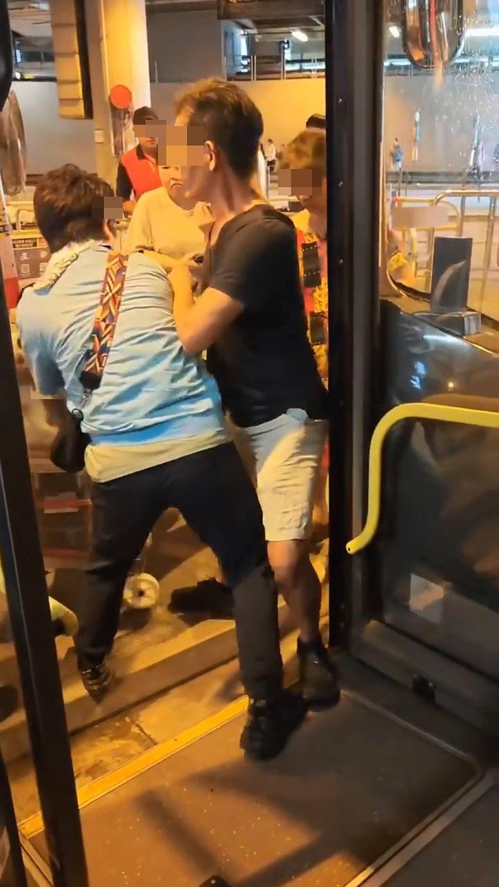 本港網絡瘋傳1段影片，指有大叔以手推車攜帶兩大箱貨物想上九巴，被女站長「攔門」阻止，觸發爭執。（Facebook群組「車cam L（香港群組）」）