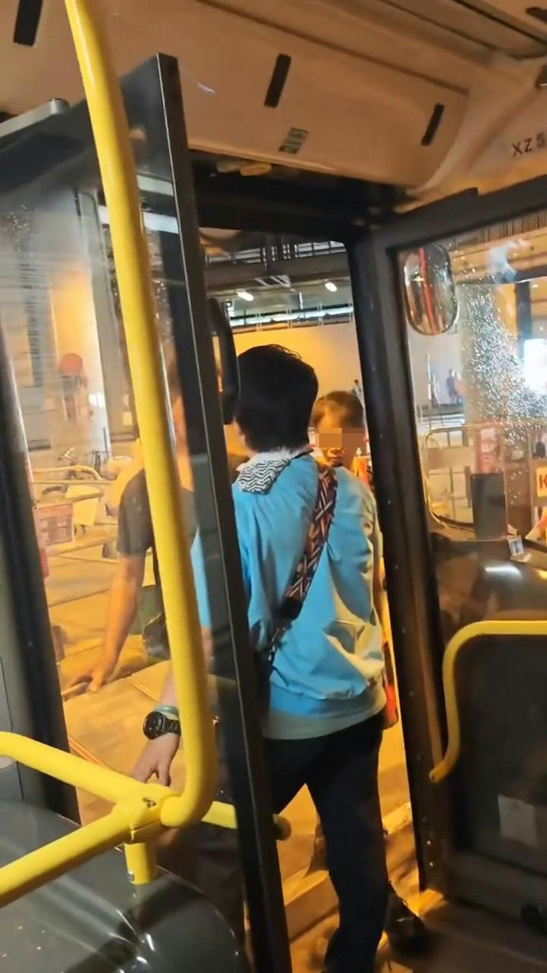 大叔以手推車攜帶兩大箱貨物想上九巴,但有女站長站在車門位置阻止。(Facebook群組「車cam L(香港群組)」)